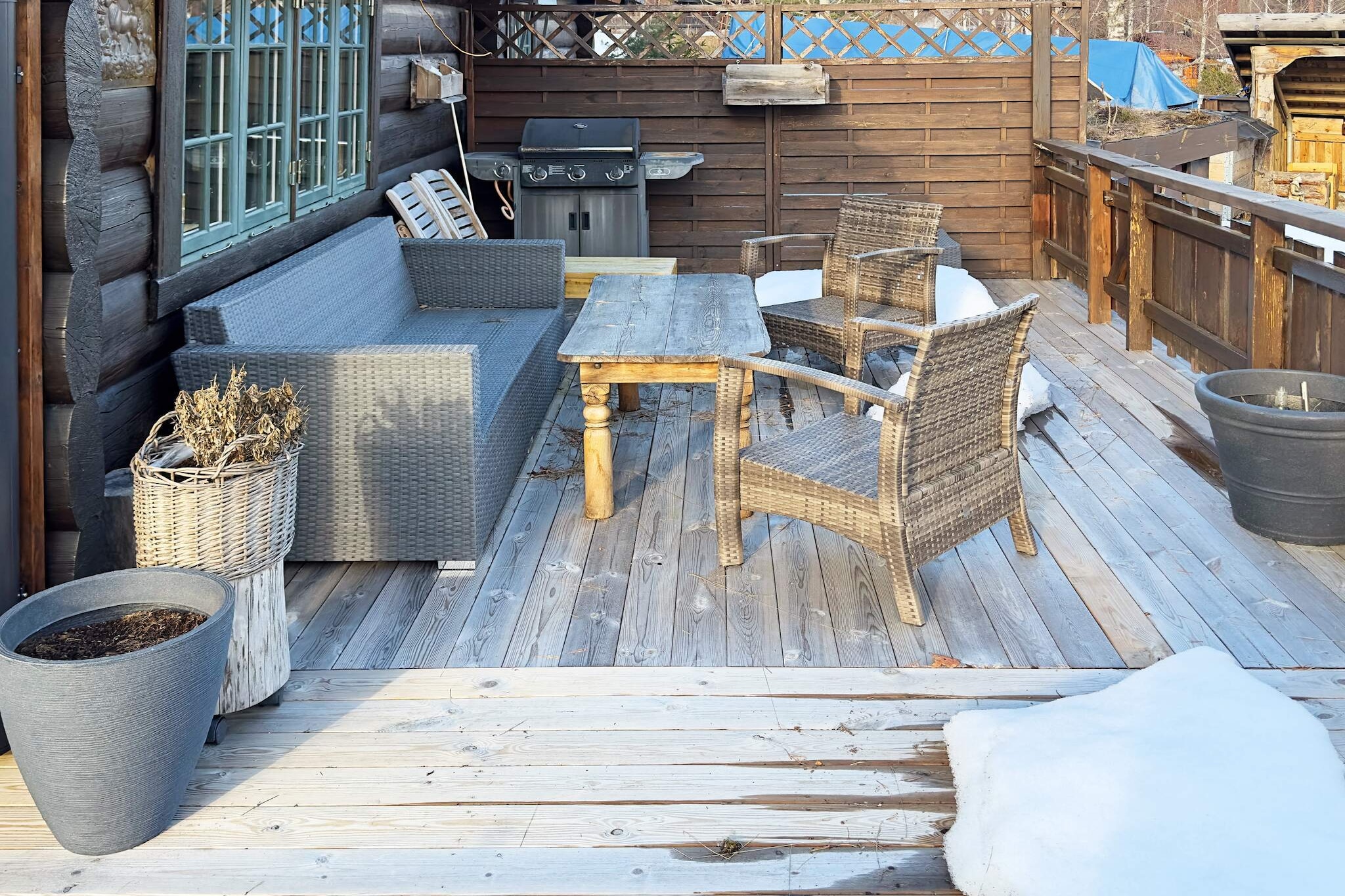 Cozy log cabin located on a sunny spot in idyllic nature by the Tokefjorden cabin area. The holiday home has an open kitchen and living room with a fireplace. Dishwasher and washing machine. Two bedrooms, bathroom with WC, shower and underfloor heating. PS: No pets allowed as the owner is very allergic! The cabin is located approx. 30 meters from Toke, a large lake with many islands. This is an Eldorado for fishing enthusiasts! Beautiful nature with berries and mushrooms and great hiking opportunities. Half an hour's drive to Gautefall alpine center or the idyllic town Kragerø by the sea. About 5 minutes' drive to the center of Drangedal, where you can get petrol and groceries.