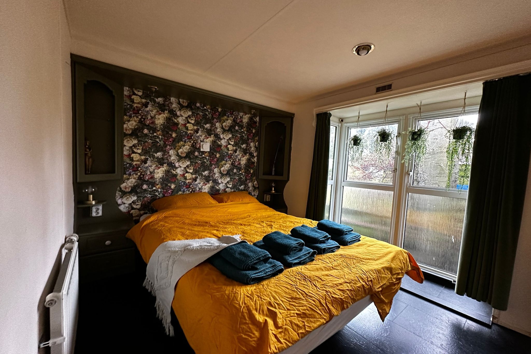 Ground floor: (Living room(double sofa bed, TV, dining table, seating area), open kitchen(hob, electric kettle, hood, coffee machine, oven, fridge-freezer, washbasin), bedroom(double bed), bedroom(single bed(70 x 160 cm)), bathroom(shower, washbasin, toilet))\n\ngarden, garden furniture, BBQ, parking, Garden shed