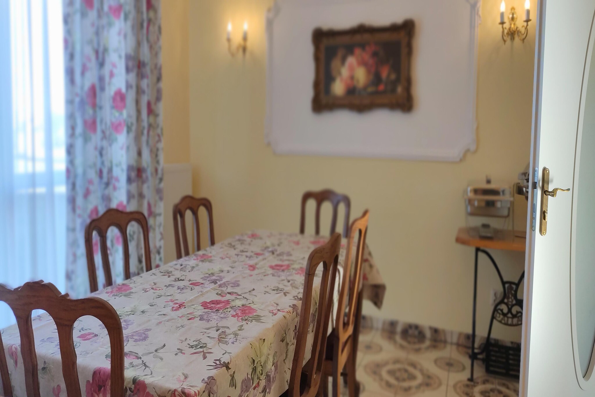 Ground floor: (Kitchen(electric kettle, toaster, cooker(4 ring stoves, gas), coffee machine, oven, microwave, dishwasher, fridge-freezer), Living/diningroom(dining table(11 persons)), bedroom(double bed), bedroom(double bed, TV(flatscreen, german television channels)), bedroom(double bed, TV(flatscreen, german television channels)), bedroom(double bed, TV(flatscreen, german television channels)), bedroom(double bed, TV(flatscreen, german television channels)), walk-through bedroom(single bed, TV(flatscreen, german television channels)), bathroom(shower, washbasin, toilet, hairdryer), bathroom(shower, washbasin, toilet), bathroom(shower, washbasin, toilet), bathroom(shower, washbasin, toilet), bathroom(shower, washbasin, toilet))\n\nReception, Internet access, Parking, Play area, Lawn, heating(central), terrace, garden(private, fenced), garden furniture, BBQ(charcoal), sand pit, ironing board, iron, Swing set