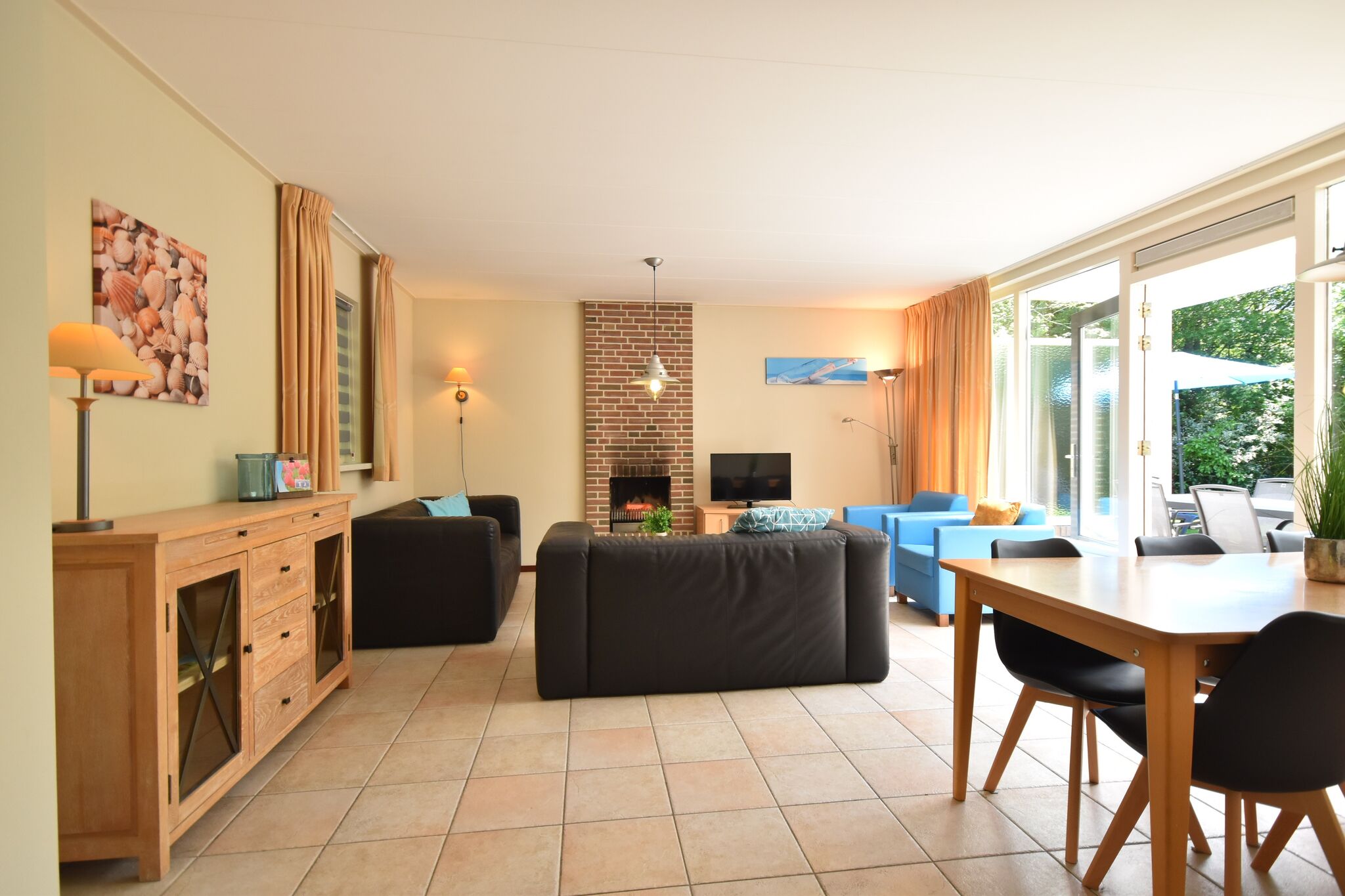 Bungalow with bath, in a holiday park with swimming pool on the North Sea coast