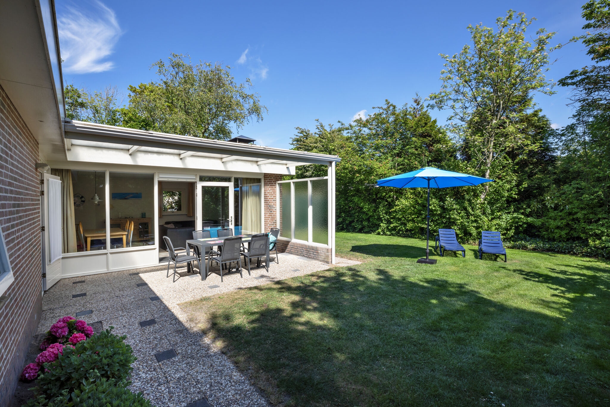 Bungalow with bath, in a holiday park with swimming pool on the North Sea coast