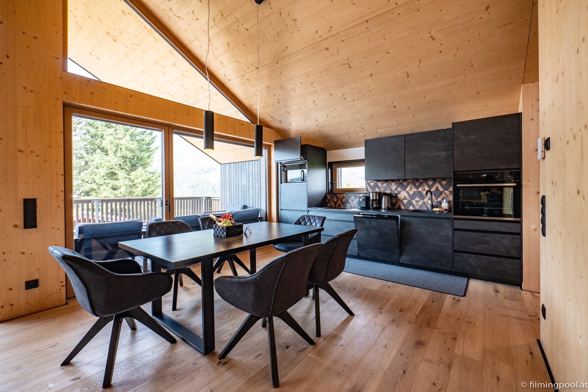 The apartments in Mieders were built in 2023 and are in a sunny location, are modern and furnished to a high standard. The apartment has a fully equipped kitchen with fridge, oven, dishwasher and lots of cooking utensils. There are two bedrooms each with a double bed and one with a double bed and double sofa bed. In the spacious living room you can enjoy the wonderful view of the mountains. There is also a bathroom on both the lower and the upper floor. The highlight of the apartment is the roof terrace for exclusive use.

The Serlesbahen are not far from the accommodation and offer numerous attractions for the whole family, whether summer or winter. The ultra-modern 8-seater gondola lift takes you quickly and comfortably to the Koppeneck mountain station at 1,680 m, where you can indulge in a wide variety of winter sports (skiing, snowboarding, cross-country skiing, tobogganing, winter hiking, touring).

The small holiday resort of Mieders at the entrance to the Stubai Valley offers pure relaxation. Hikers and mountain bikers will find a true sports paradise around the Serles adventure mountain. A ride on the summer toboggan run is unforgettable.