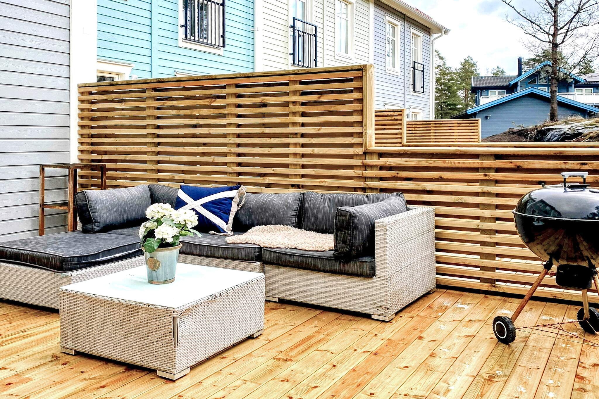 Newly built terraced house in beautiful ArkÃ¶sund, a real pearl of the archipelago where the road ends and the sea begins. Sea view and a few hundred meters down to the water and the bathing jetty. The terraced house is new and modern with new furniture and freshly decorated, everything you need is here. There are two balconies and plenty of room for 6 people. The house has three bedrooms on the upper floor with two double beds and two single beds that can easily be put together to form another double bed. Open kitchen with dining area facing the balcony combined with living room, the room has large windows and nice light. Both floors have nice bathrooms with shower and WC and one bathroom has a washing machine and dryer for those who wish. Down by the harbor in ArkÃ¶sund, the boating life is in full swing, here there are also nice wholesale houses with gazebos and nice punch verandas to view. Hike out to the viewpoint Badholmarna, which is right next to the harbor, where you can enjoy a dip from the bathing rocks, and why not buy a good ice cream or smoked fish along the way. There are sandy beaches, bathing docks, camping, restaurants and hotels with good food and drink. In summer, entertainment is offered in the form of music and theatre. For adventurers and outdoor enthusiasts, kayaking is popular, many want to try their luck at fishing and there are plenty of fish. Fishing with hand gear is free, but don't forget to check which fishing rules apply. From June to August, you can book a boat trip with the archipelago line that runs between ArkÃ¶sund and Harstena, and don't miss that you can book RIB boats, play mini golf and much more. SÃ¶derkÃ¶ping 50 km away is a charming small-town idyll with the GÃ¶ta canal running through the city, surrounded by old buildings, shopping, cultural monuments and restaurants along the harbor. KolmÃ¥rden's zoo is 5 miles away. If you want to go on other adventures and discover the big city of NorrkÃ¶ping, it takes about 45 minutes by car. Art and culture are a big part of NorrkÃ¶ping. In the heart of NorrkÃ¶ping lies KnÃ¤pingsborg with ancient buildings and its cozy restaurants, bars, cafes and lots of shopping. There are many old industrial buildings that have been preserved and the stream that flows through the city. The house is not rented out to youth groups. Welcome to beautiful Ã–stergÃ¶tland!