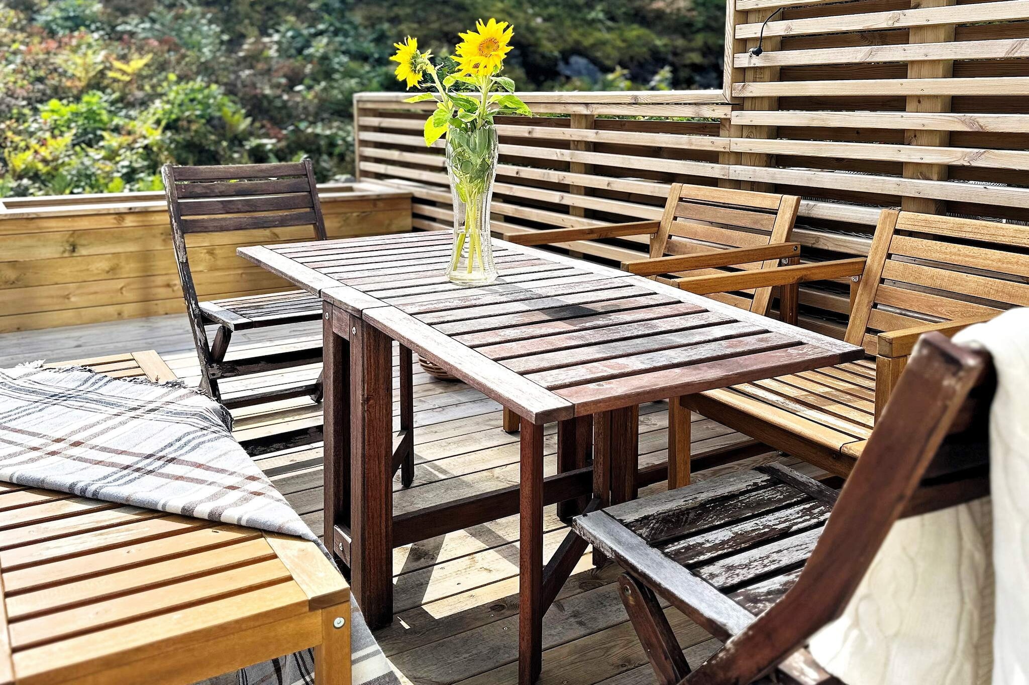 Internet Access DSL, Kitchen(cooker(electric), coffee machine, microwave, dishwasher, fridge-freezer, high chair), Living/bed room, bedroom(double bed), bedroom(double bed), bedroom(2x single bed), bathroom(tumble dryer, washbasin, shower, toilet, washing machine), bathroom(washbasin, shower, toilet), balcony, heating(electric), garden, garden furniture, parking, air to air heatpump