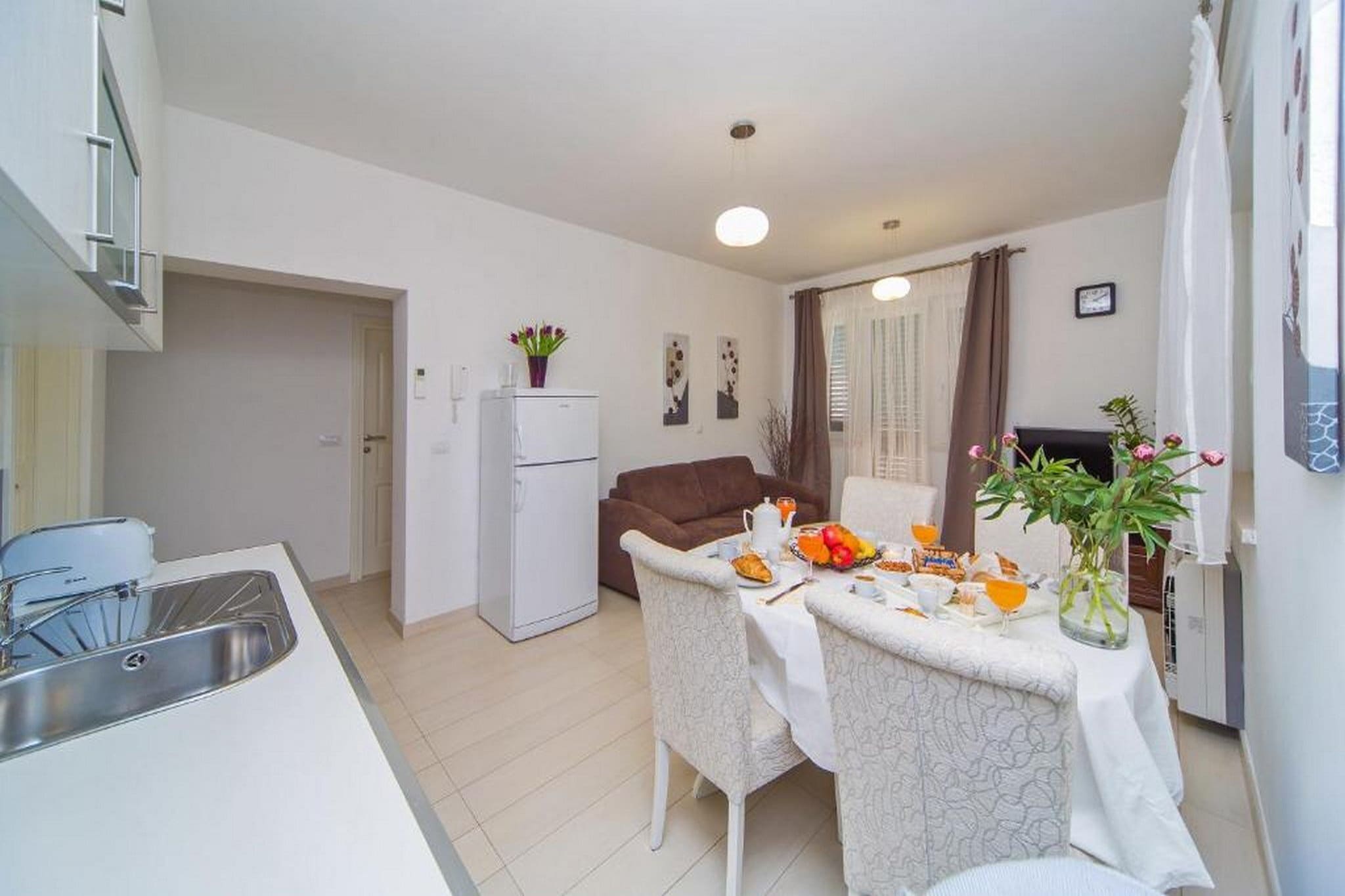 4B Apartments - Two Bedroom Apartment with Balcony A1-Binnen