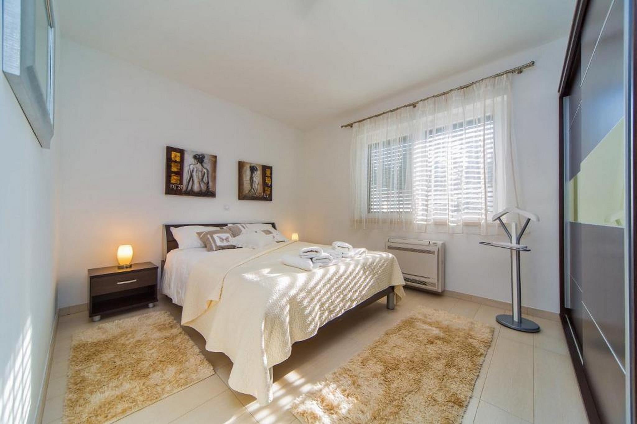 4B Apartments - Two Bedroom Apartment with Balcony A1-Slaapkamer