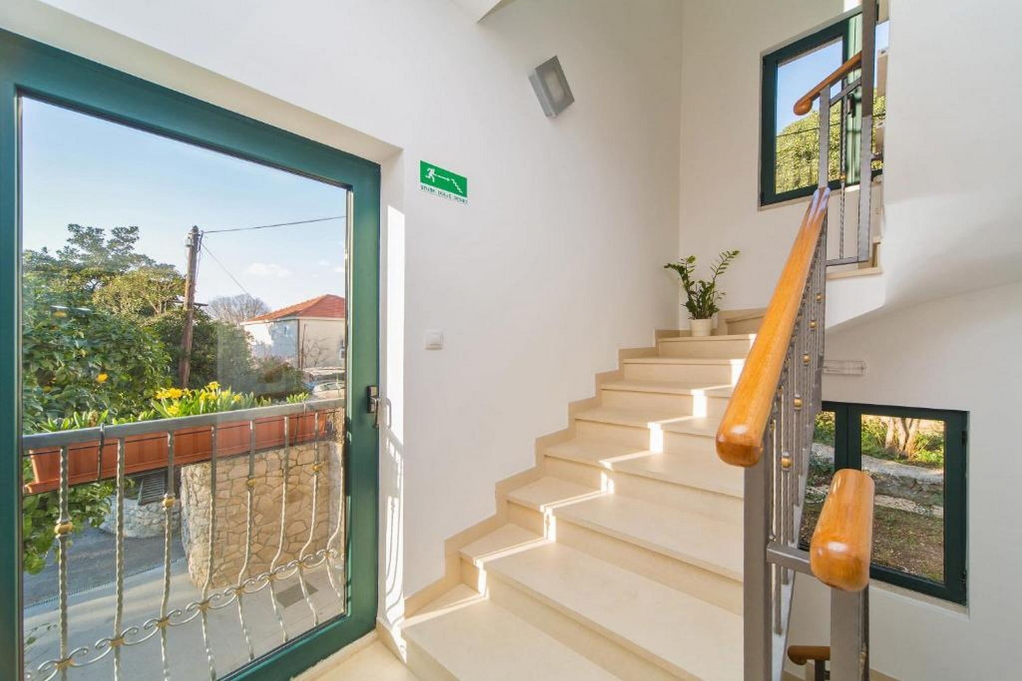 4B Apartments - Two Bedroom Apartment with Balcony A1-Binnen