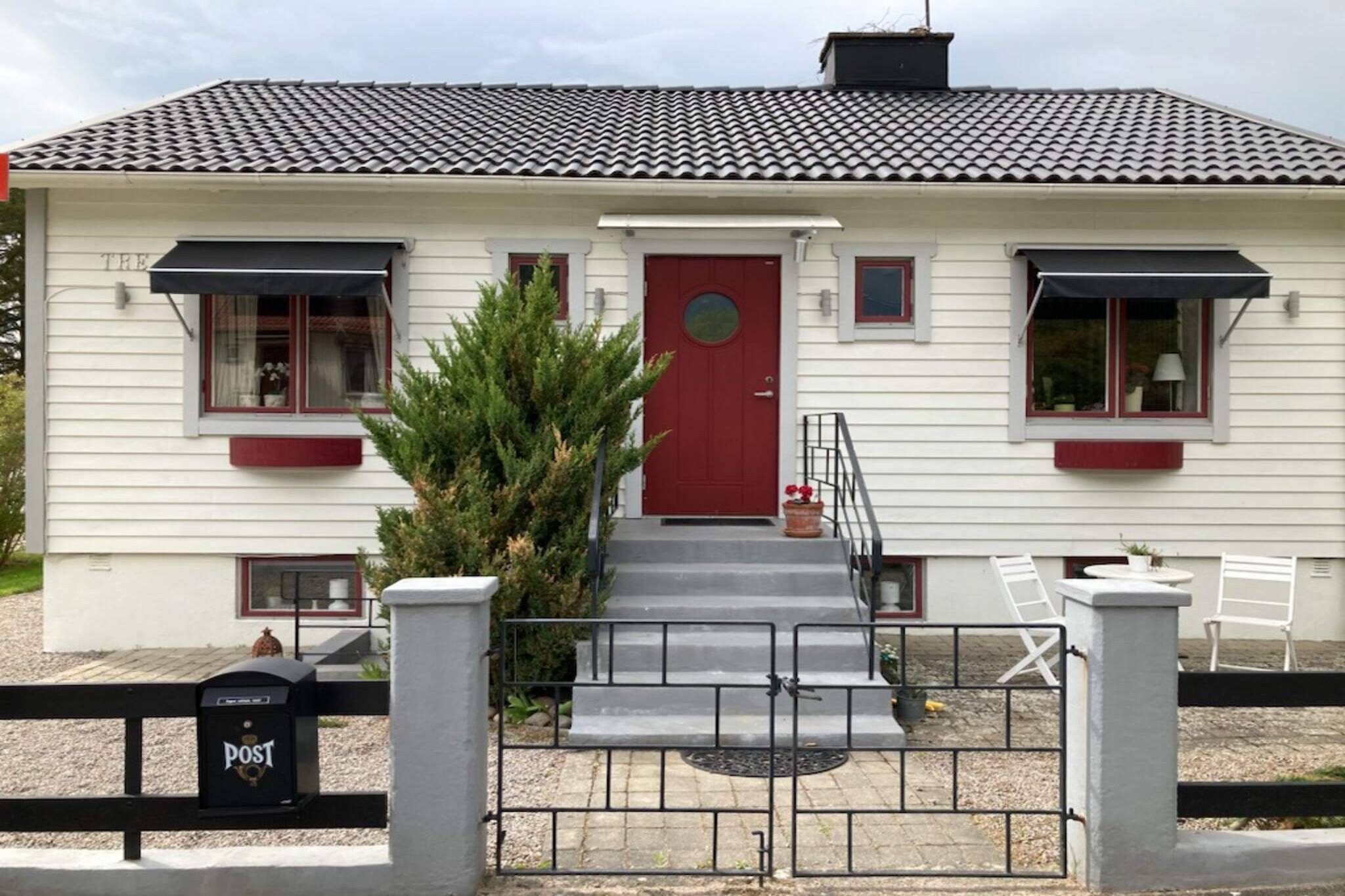 In a quiet, child-friendly residential area, this cozy and comfortable house with several bathing bays is within reach with only 10 minutes by car. The house is located at the end of the road with a nice lawn and nice grounds. The house is well planned and with homely furnishings. Suitable for those traveling as a couple who want to enjoy the summer town of Mariestad. The city offers beautiful streets with cobblestones and well-preserved 17th-century houses. Hamnstad with cafes and the GÃ¶ta canal begins in SjÃ¶torp, just north of town. You are welcomed into the house via a bright hall. Directly to the right is the small bathroom with sink and toilet. Straight ahead, the living room opens up, which is integrated with the kitchen. Everything very tasteful and homely. The dining room/dining area is to the right of the hall. In the living room there are comfortable sofas with a TV. Here is the exit to the conservatory. On the upper floor there is also a bedroom with a 120 cm bed. The stairs down lead to another common room with TV and sofa. Adjacent is the second bedroom with a 140 cm bed. Down here is the larger bathroom, which is bright and fully tiled. Toilet, sink and shower cubicle. An optimal accommodation for those who want to be close to lakes, nature and experiences! Down by the harbor only 7 minutes from your accommodation, you can enjoy delicacies from VÃ¤nern and eat locally produced ice cream from Klings ice cream. There is mini golf, a cafÃ©, hiking trails and good eateries. Badplats Snapen, Ekudden and Sandviken can be easily reached by car. If you want to hike and discover magical nature, you must visit Tiveden National Park. Tiveden offers interesting nature experiences and a strong wilderness feeling in the middle between VÃ¤nern and VÃ¤ttern. Tiveden has South Sweden's wildest forests where you hike in chaotic boulder fields with rock blocks up to 10 meters high that have come with the ice sheet. There are also many exciting caves and several beautiful wilderness lakes here. Warm welcome.