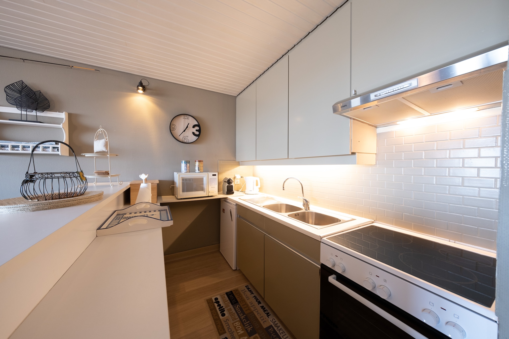 Enjoy a wonderful stay in this beautiful apartment located on the first floor, featuring two comfortable bedrooms: one with a double bed and one with two bunk beds, ideal for families. The spacious and cozy living room offers direct access to the terrace, where you can enjoy a breathtaking sea view. The fully equipped open kitchen makes it easy to prepare your favorite meals. The apartment also has a separate toilet and a bathroom with bathtub for added comfort. At the rear, there is a pleasant small terrace, perfect for a quiet outdoor moment. The residence is very conveniently located, within walking distance of shops, restaurants, and public transport, giving you everything within easy reach. Wifi: yes - parking: not included - sheets: bring your own - towels: bring your own. 