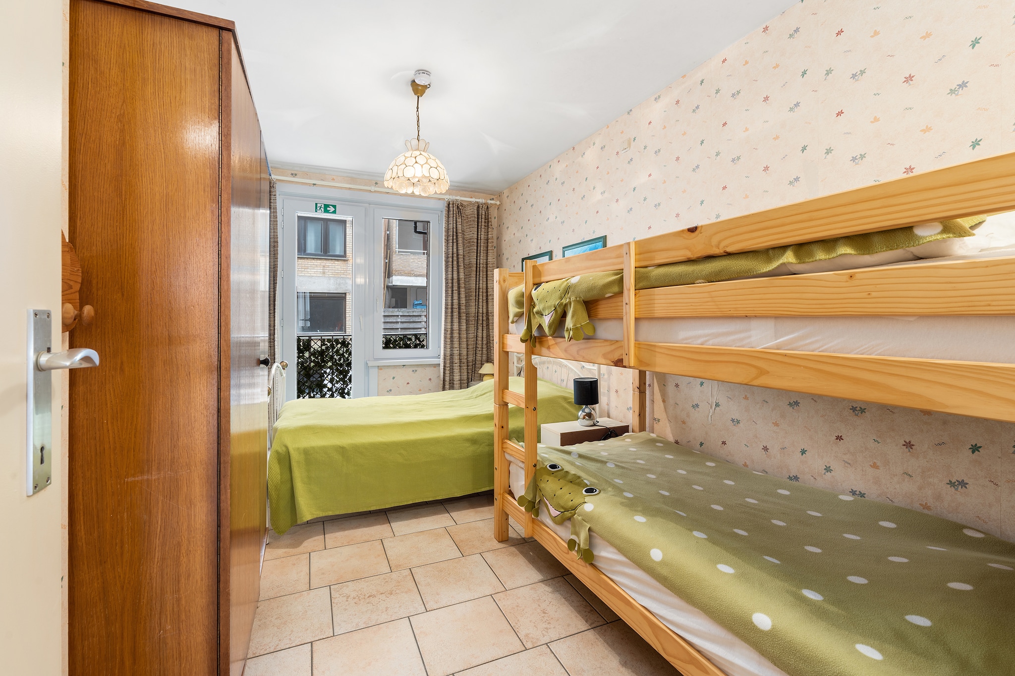 Ground floor: (Living room(double sofa bed, TV, dining table, seating area), Kitchen(electric kettle, toaster, coffee machine, microwave, fridge, fridge-freezer), bedroom(double bed(twin duvet, 140 x 200 cm)), bedroom(double bed(twin duvet, 140 x 200 cm), bunk bed(duvet, 90 x 200 cm)), bathroom(bath tub), toilet(guest toilet), garage, Internet access, terrace, parking)\n\nlift