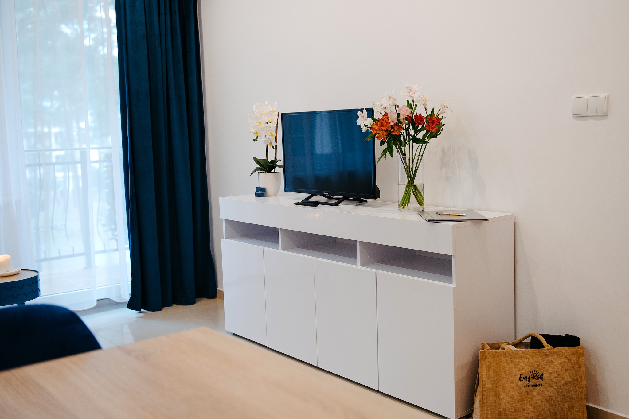 On the 2nd floor: (open kitchen(hob(4 ring stoves, electric), electric kettle, toaster, coffee machine, fridge-freezer), Living/diningroom(double sofa bed, TV(flatscreen), dining table(4 persons)), bedroom(double bed), bathroom(shower, washbasin, toilet, hairdryer))\n\nKiosk, Barbecue center, Internet access, Play area, balcony, heating(electric), air conditioning, garden(shared with other guests, fenced), garden furniture, parking, swimming pool(shared with other guests, outside, heatable, including separate children’s swimming pool (depth 50cm), 16 x 7 m., opened from 1/2 Jun upto and including 1/2 Sep), slide(shared with other guests), lift, high chair, Volleyball court, Garden shed, Swing set, baby crib(free)