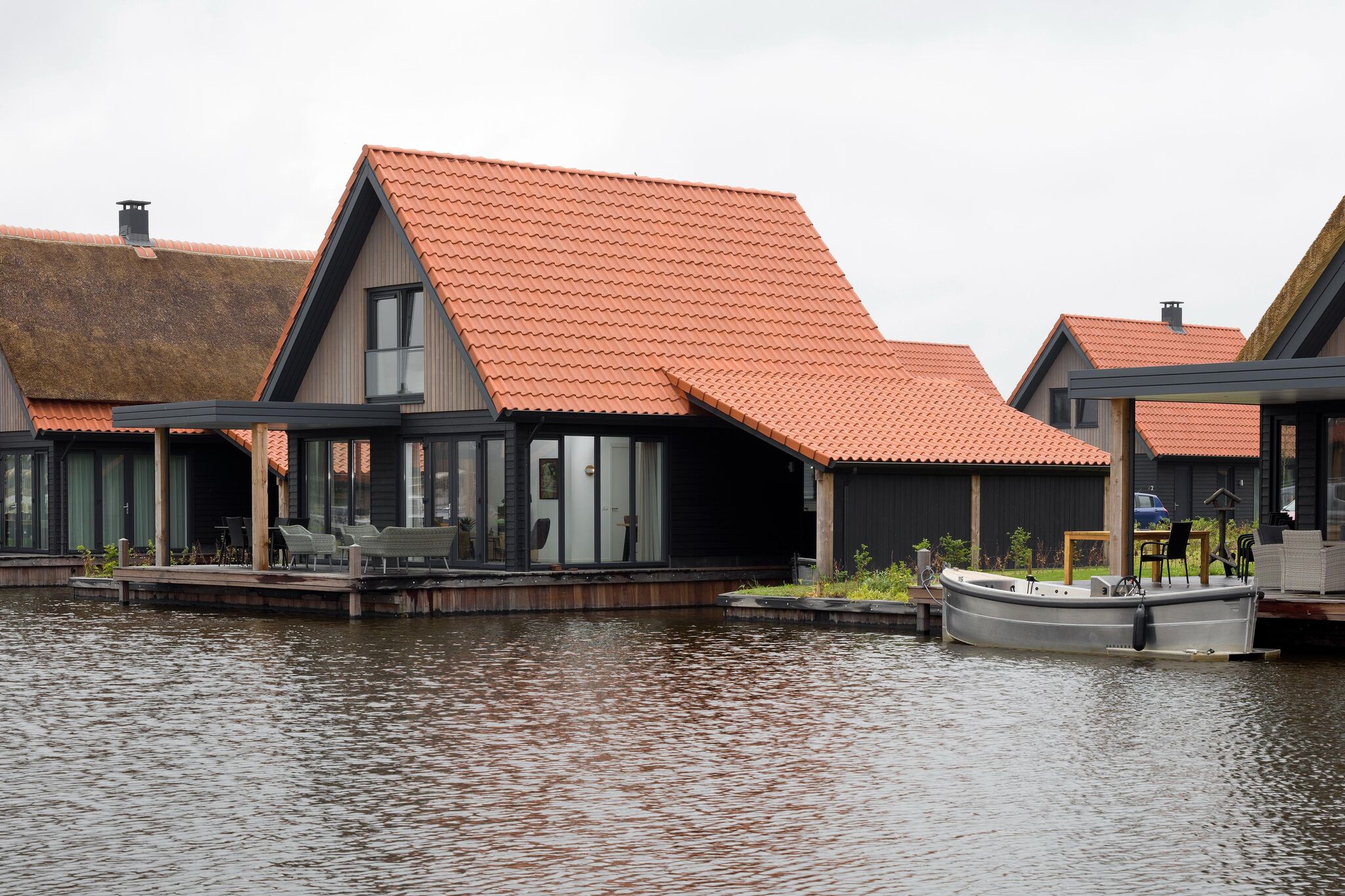 Modern water villa with two bathrooms, on a holiday park near the Frisian Lakes