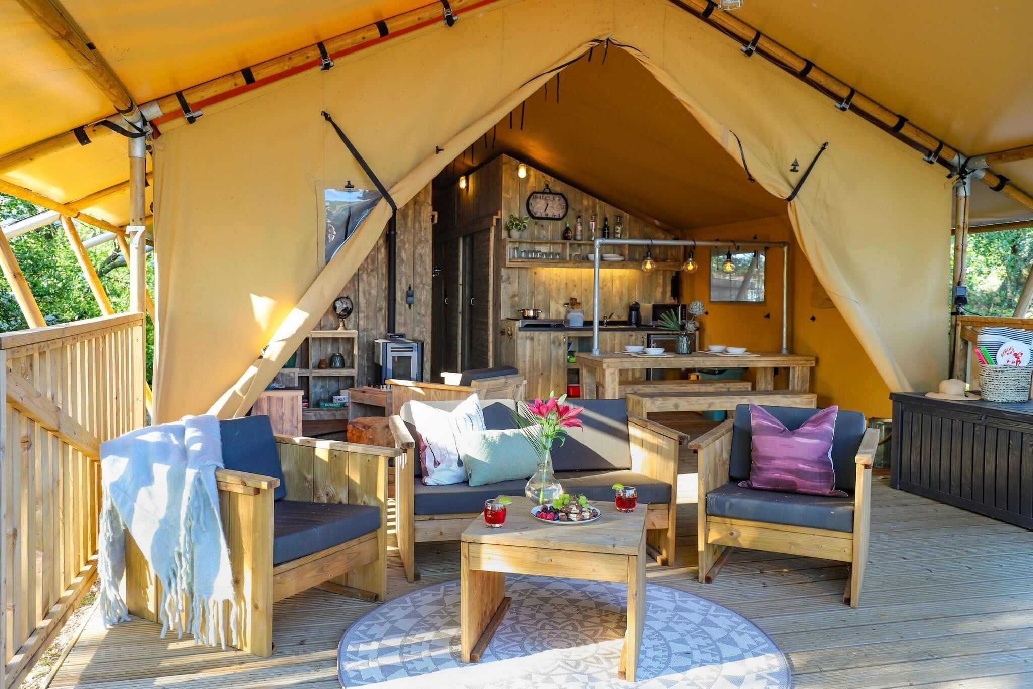 Tente de camping avec cuisine sur l'IJsselmeer