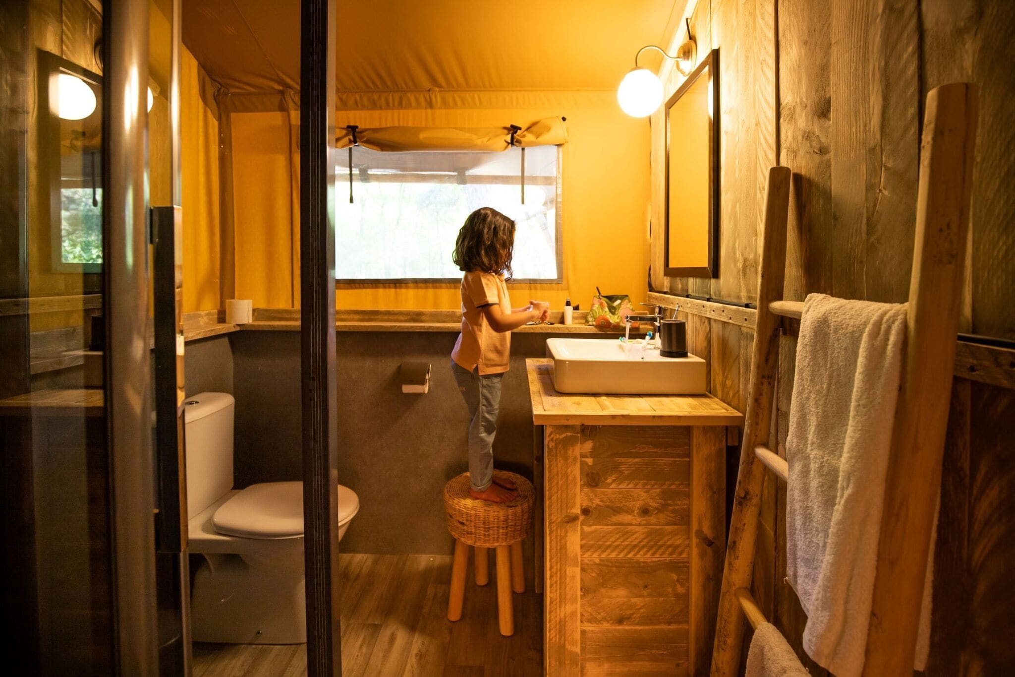 Glamping tent with kitchen on the IJsselmeer