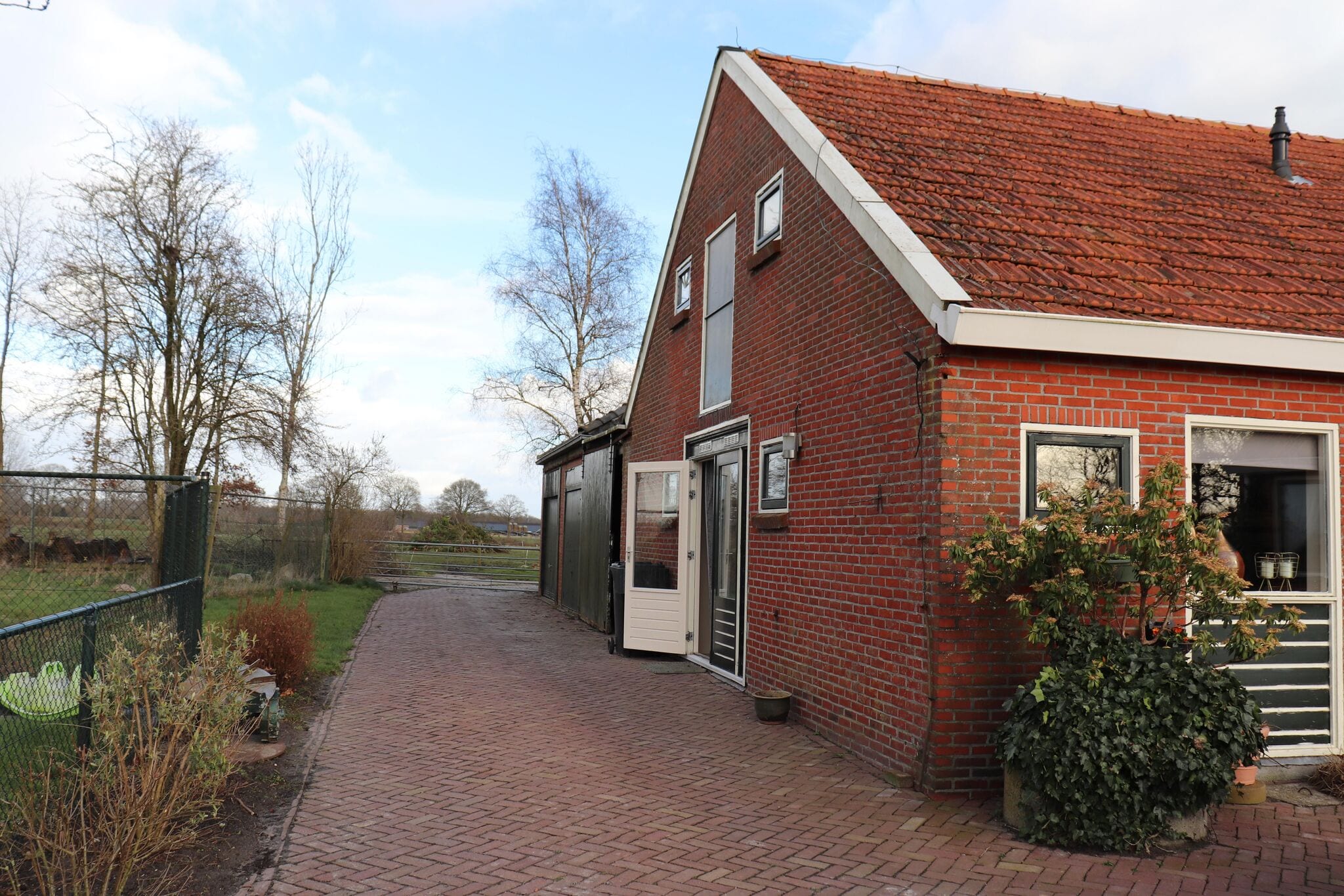 Fine holiday home in Donkerbroek