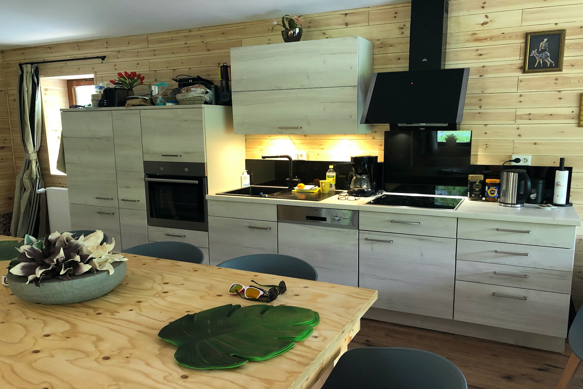 Ground floor: (Entrance, Living room(TV, decorative fireplace), Kitchen(electric kettle, toaster, cooker(4 ring stoves, induction), coffee machine(filter), oven, microwave, dishwasher, fridge-freezer), Living/diningroom, toilet(washbasin, toilet), toilet(washbasin, toilet), storage(fridge, freezer))\n\nOn the 1st floor: (bedroom(single bed), bedroom(single bed, single bed), bedroom(single bed, single bed), bedroom(double bed(180 x 200 cm)), bedroom(single bed, double bed(180 x 200 cm)), bathroom(shower, washbasin, toilet), bathroom(shower, washbasin, toilet))\n\nbalcony, heating(gas), terrace(private), garden(private, 500 m2), garden furniture, BBQ(charcoal), parking, pond, Sunscreen