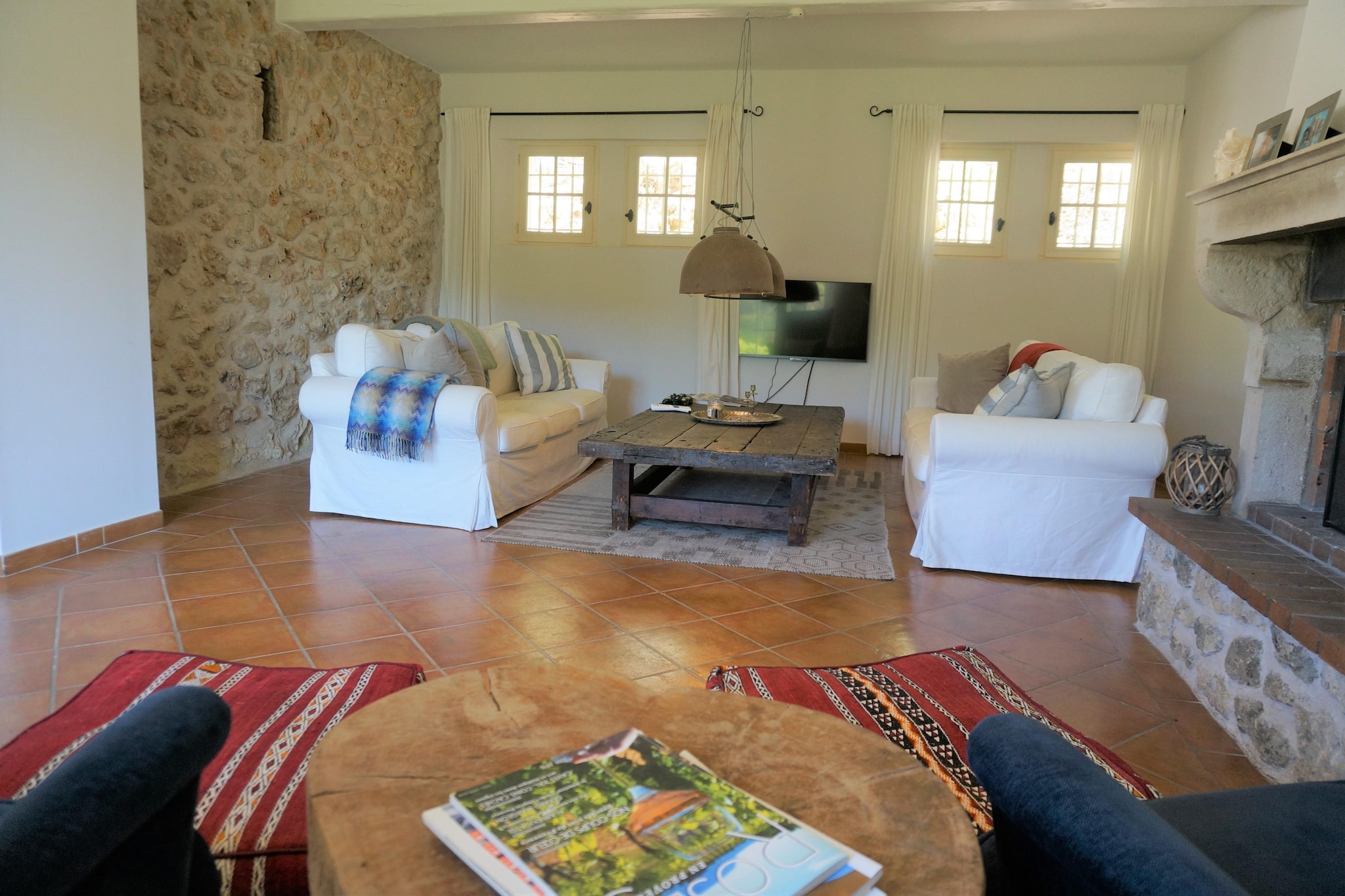 Mas Cabro d'Or is beautifully situated, just outside the village limits of Lorgues. With a beautiful view over the (own) vineyards and olive groves, it offers an authentic Provencal holiday feeling. The site including vineyards and olive groves is more than 30,000 m². The part around the house is fenced. Through the living room and kitchen you have access to the terrace with barbecue, on the sunny side of the house.
Lorgues is a charming Provencal village in the heart of Provence's famous wine region. It is an ideal destination for travelers looking for peace and relaxation in a picturesque setting. The village is known for its medieval architecture and narrow streets, where you can find numerous boutiques, restaurants and cafes. There are also numerous historical sights to discover, such as the Romanesque church and the castle ruins.
The accommodation has a swimming pool with outdoor shower, walking stairs and a roller shutter for safety. There is a small sunbathing lawn all around with comfortable loungers and trees that provide the necessary shade. Next to the swimming pool you will find a spacious lounge set. For recreation, the accommodation offers a ping-pong table, game table and a jeu de boules court. This spacious villa has a rural, modern design and a well-equipped kitchen with Nespresso machine and dishwasher. You can dine together at the large dining table and it offers direct access to the covered terrace, also equipped with a large dining table. The attractive living room has a large fireplace and you can use the WiFi or read a book on the comfortable armchairs. Thanks to the thick walls and good insulation, air conditioning is not necessary in this house.