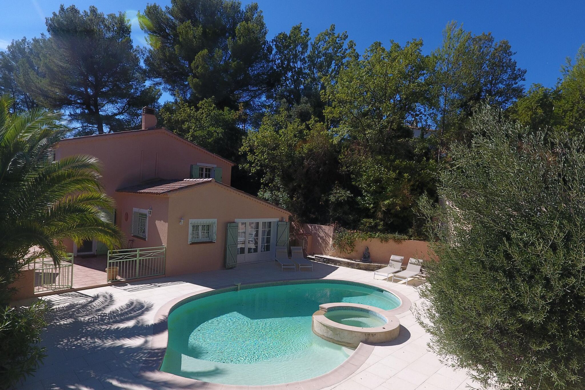 Maison de vacances avec grand jardin et piscine à Figanieres