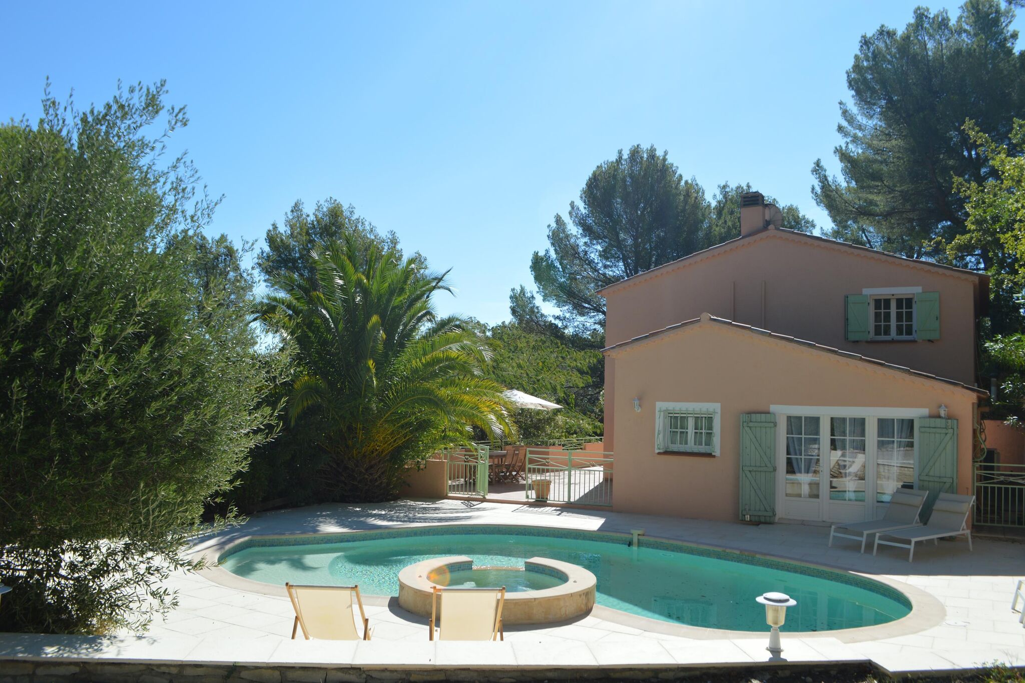Maison de vacances avec grand jardin et piscine à Figanieres