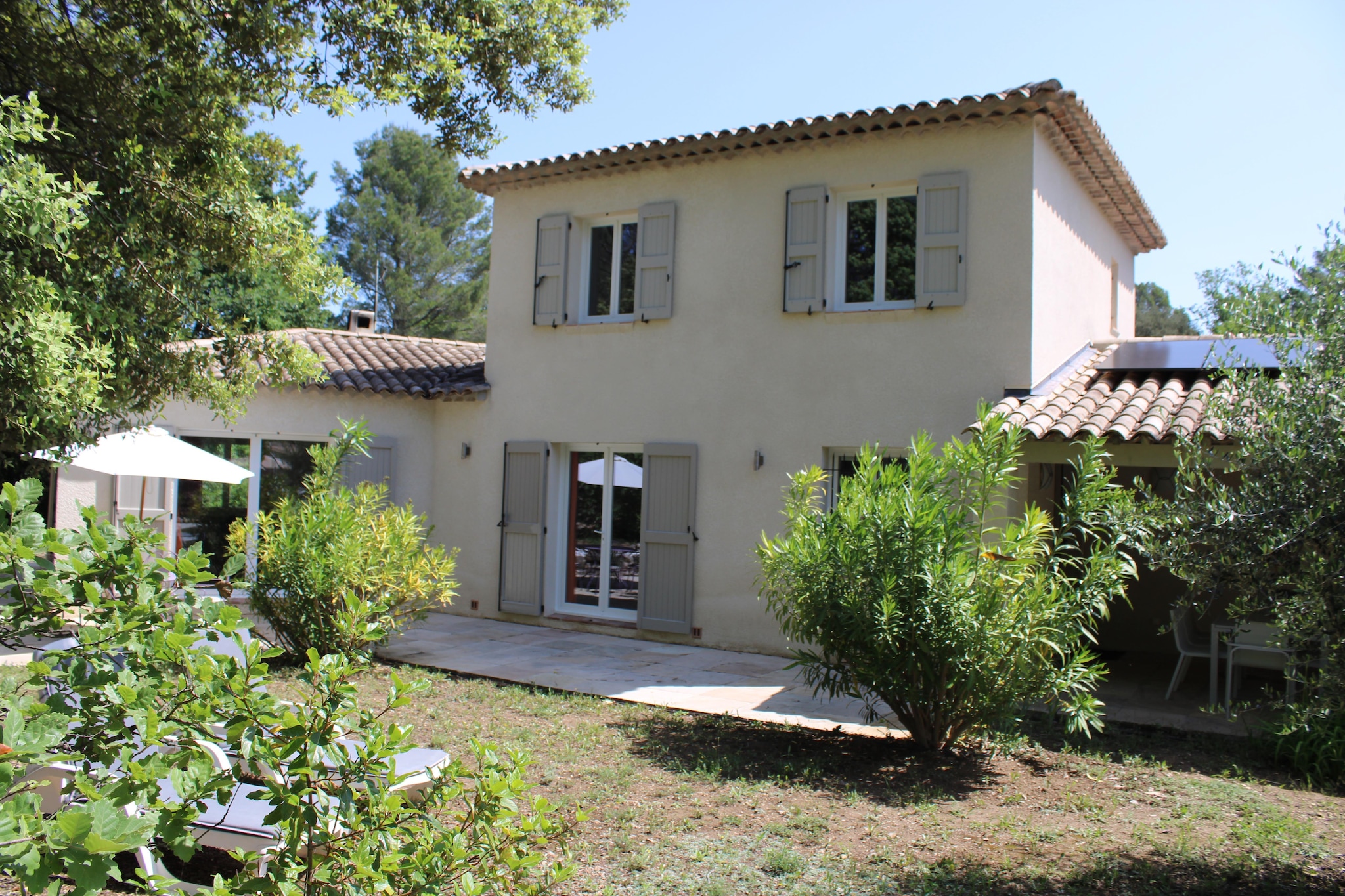 This beautiful Provencal villa is located on a flat plot of 2000 m² with plenty of privacy. You reach this lovely home with ample parking and a lovely swimming pool via a shared access road with the neighbors. Very suitable for holidays with family or friends.
Lorgues is a charming Provencal village in the heart of Provence's famous wine region. It is an ideal destination for travelers looking for peace and relaxation in a picturesque setting. The village is known for its medieval architecture and narrow streets, where you can find numerous boutiques, restaurants and cafes. There are also numerous historical sights to discover, such as the Romanesque church and the castle ruins.
The swimming pool and terrace are shielded from the driveway by a large green hedge. You can enjoy a pleasant stay here, with or without the children, with a book or a glass of locally produced rosé. Organize cozy barbecue evenings or spend your days lazing at the edge of the pool. Both the covered terrace and the surrounding terrace offer ample seating. Once inside the house you will see that the Provencal character continues, for example through the paintings and colorful curtains. The living room has a cozy sitting area with comfortable sofas and direct access to the open kitchen and dining room with wooden dining table. From the window on the top floor you have a beautiful view of the garden and the swimming pool. The house is equipped with air conditioning to cool down on hot summer days.