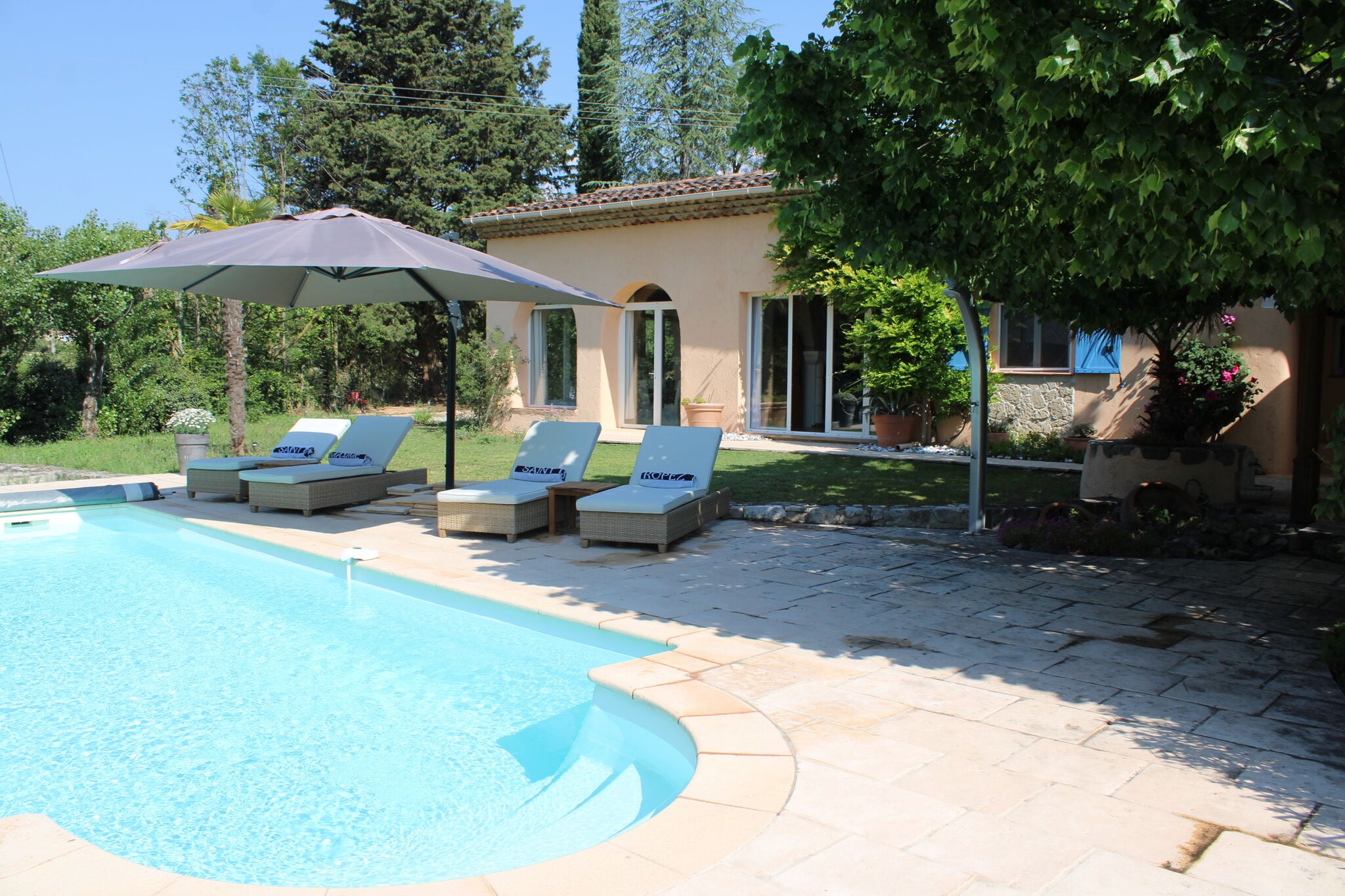 Maison confortable avec grand jardin et piscine à Callian