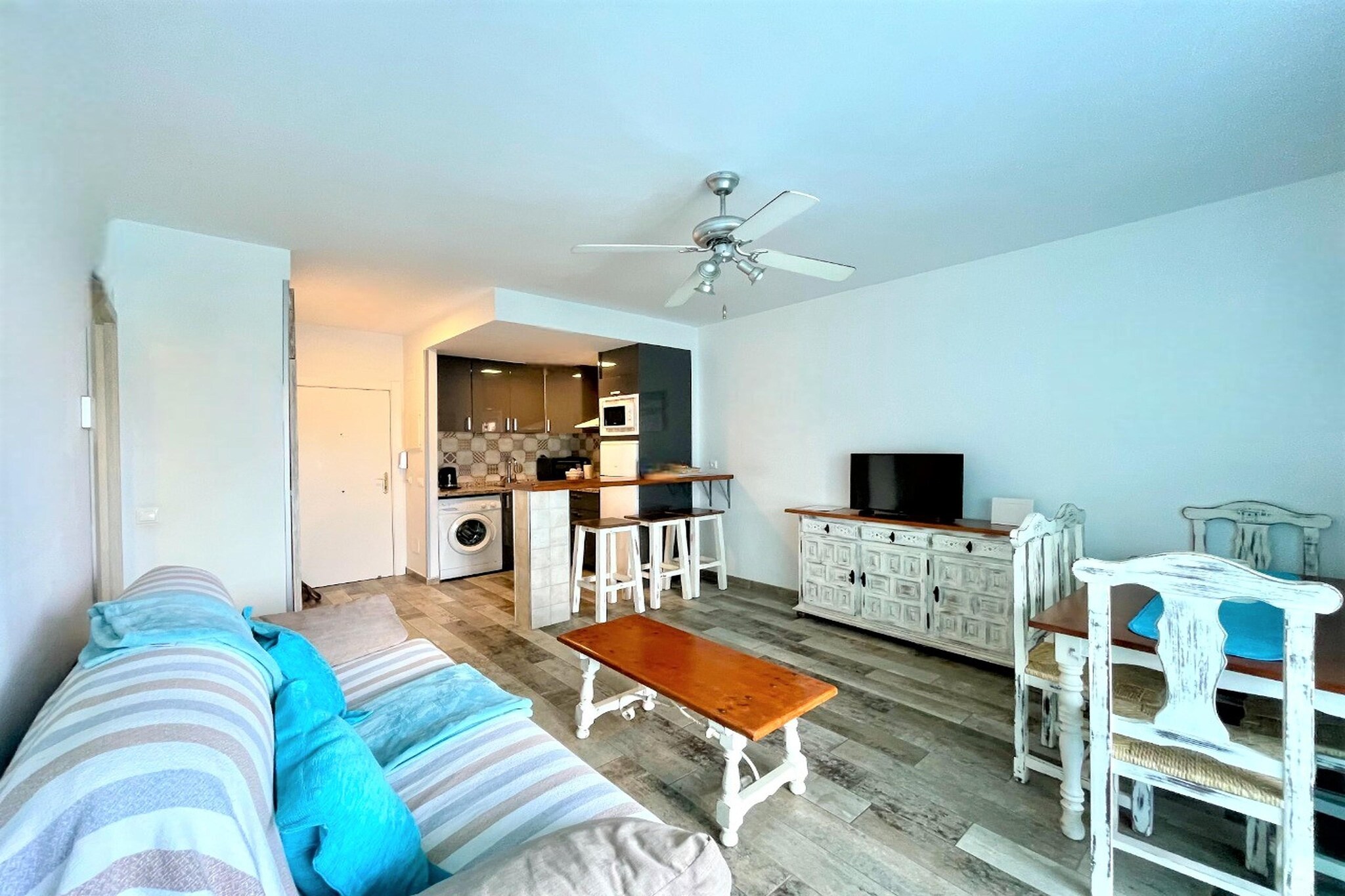 This wonderful holiday home is located in an apartment complex with a 24-hour reception and parking, opposite Santa Ana beach. It is ideal all year round for sun holidays with family or friends.

The accommodation is located on the boulevard, with numerous cozy beach bars and nice shops. There is a large park in front of the main entrance and Selwo Marina is about 100 m away. Puerto Marina is a 10-minute walk away and the popular town of Marbella is also easily accessible (40 minutes' journey).

The apartment is equipped with air conditioning, ceiling fans, washing machine, oven, coffee maker, hair dryer and free WiFi. It is located on a complex with 5 swimming pools with slides, a heated pool in winter, gardens, a cafeteria and a range of services available only in high season (May/June to September/October), such as a Hawaiian bar, summer restaurant, supermarket , kiosk, ice cream parlour, patisserie, cocktail bar, hammocks (for a fee), gym (for a fee), billiards and souvenir shop.

With a Belvilla you are assured of a successful holiday. There is always a Belvilla that will give you an unforgettable holiday. We have a surprising and wide range of unique holiday homes for the summer holidays, a weekend away or a week of winter sports. The range consists of more than 40,000 holiday homes in 20 European countries. Unique holiday homes with typical regional features in beautiful locations, whether on the coast, high in the mountains or centrally in the city center. Think of authentic country houses with swimming pool in France, special agriturismos in Tuscany, sturdy chalets in the Alps or large houses in the Ardennes. For a family, a couple or for a large group. You will find them in the most beautiful places, so there is plenty to do and discover for everyone! We are constantly looking for new homes and new destinations that fit the needs of our guests.

A Belvilla home gives you the freedom to enjoy breakfast in your pajamas or continue a good conversation into the morning hours without having to worry about the bar's closing time. Prepare gourmet meals with fresh local ingredients in your own kitchen and take advantage of having your own swimming pool to do as many cannonballs as you want! In other words, you can enjoy complete privacy in your home away from home.