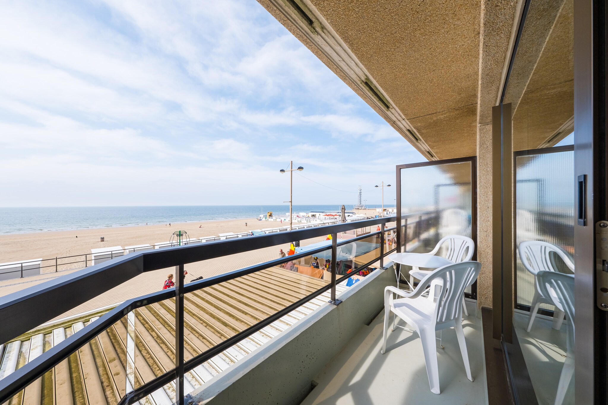 Stay in this beautifully renovated apartment on the 1st floor, ideal for families or groups of friends. The apartment features 2 bedrooms: one with a double bed and one with 2 single beds. The bright living area offers a cozy sitting area with sea views and an open, fully equipped kitchen with island, connected to the dining table for enjoyable meals. The luxurious bathroom includes a walk-in shower, and there is a separate toilet for added convenience. This apartment combines modern luxury with sea views and a central location for a relaxing stay. Wifi: yes - garage: included - sheets: bring your own - towels: bring your own.