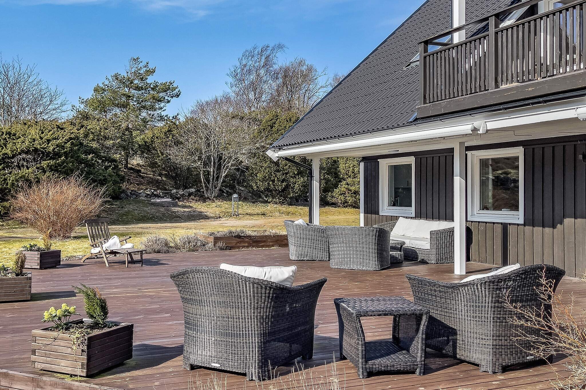 Wonderful house with a fantastic location and high standard in beautiful Lyr, west of Orust. (Reached by free car ferry, only 1 minute crossing, which runs regularly.) A perfect house for the larger family or group that wants to add a golden edge to life in a genuine Bohuslänsk environment. The house also includes a spacious and well-equipped guest cabin, wood-burning hot tub and own (shared with a neighbor) jetty with bathing ladder, patio and unobstructed location. In other words, a perfect house for groups with high demands on location and standard! Here the whole family will enjoy themselves and feel good in spring, summer, autumn and winter. The houses are located on a large, beautiful plot of land which consists of both a garden, a lawn for play and games and a natural plot bordering a forest where you have a good chance of seeing game. Here you get close to nature and silence, far from the noise of the city. Several patios where you can choose whether you want to sit in the shade or in the sun, the plot is beautifully delimited by a stone fence yard. Just enjoy the silence and the beautiful surroundings. The main house is on two levels, where the entrance level contains a modern, bright kitchen with a dining area, a living room with a warming stove, a library with a comfortable sofa bed, and a guest toilet and laundry room. Upstairs are the four bedrooms, two of which have a 180 cm wide double bed, one with a 140 cm wide double bed and a room with two single beds. There is also a TV room and exit to the balcony where you can sit and enjoy a cup of coffee. Fully tiled bathroom with walk-in shower and bidet. The pleasant guest house has a kitchenette with a dining area and a bathroom with a walk-in shower on the entrance floor. A flight of stairs leads to the charming bedroom/family room with high ceilings. Here there is a comfortable double bed (180 cm wide) and a sofa with a TV corner. Private terrace with a lovely relaxing wood-burning hot tub where you can enjoy yourself. Only 600 m to your oasis in the form of your own jetty (shared with neighbour) with bathing ladder and patio. Here you can spend the whole day or if you choose to start the day with a refreshing morning dip or finish with a lovely evening dip. Lyr, or Lyrön, is an island south of Orust. The island has been inhabited since the Stone Age, but today mostly summer residents live here. Here are chieftains' graves and burial mounds from the Bronze Age for those interested in history. The island does not have a shop, but there is, however, a very good fish shop & restaurant Bryggvingen, approx. 2.5 km away. Don't miss a visit here! They have their own fishing boat that lands their catch below the restaurant, so it couldn't be fresher. The island is to some extent a nature reserve and a lovely island to walk or cycle on. If you get tired of your own jetty, there are good bathing opportunities in several places, both beach bathing and cliff bathing. On the island you can also play mini golf, the course is only 400 m from your house. Around Lyrön there are also fantastic waters for kayaking. A few kilometers away are the three charming archipelago communities Hälleviksstrand, Mollösund and Nösund. In Hälleviksstrand, you should not miss a visit to Sjöbodscafét, which serves delicious sandwiches and pastries in a fantastic environment, in the middle of piers and boats. In Mollösund there are several good restaurants, cobbled streets with beautiful old houses and also a grocery store. Nösund has two fine bathing areas and the historic Nösund Inn with a good restaurant and entertainment by famous artists. Also, don't miss taking the ferry to the beautiful islands of Käringön and Gullholmen. To service and grocery store in Varekil or Ellös approx. 15-17km. If you are interested in shopping, you should not miss a visit to Göksäter in the middle of Orust with the bargain store Arvid Eriksson, which is popularly known as "Lilla Ullared". Gothenburg entertainment city 80 km. Welcome to a wonderful house with a fantastic location in Bohuslänsk environment!