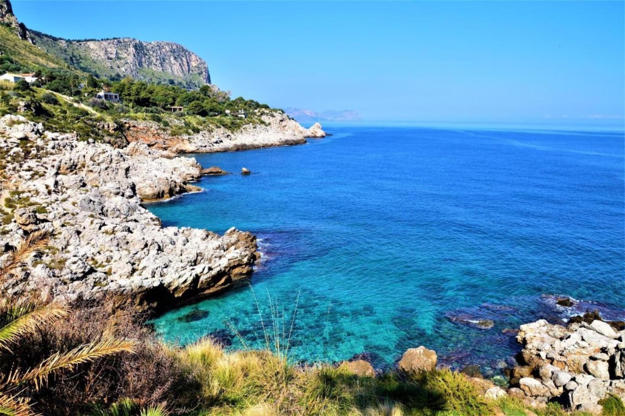 On the 1st floor: (Living room(TV), Kitchen(dining table, electric kettle, cooker, hood, espresso machine, oven, fridge), bedroom(double bed), bedroom(single bed, single bed), bathroom(shower, washbasin, toilet, bidet))\n\nwireless music system, balcony or terrace, parking, hairdryer