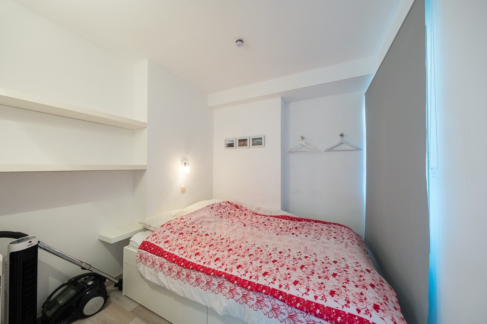 On the 5th floor: (open kitchen(electric kettle, toaster, coffee machine, Hand blender, dishes and cutlery, Cooking basics), Living/diningroom(double sofa bed(twin duvet, 140 x 200 cm), TV(digital), dining table, radio), sleeping niche(double bed(twin duvet, 140 x 200 cm)), bathroom(shower, washbasin, toilet), storage)\n\nheating(electric), terrace, lift, hairdryer