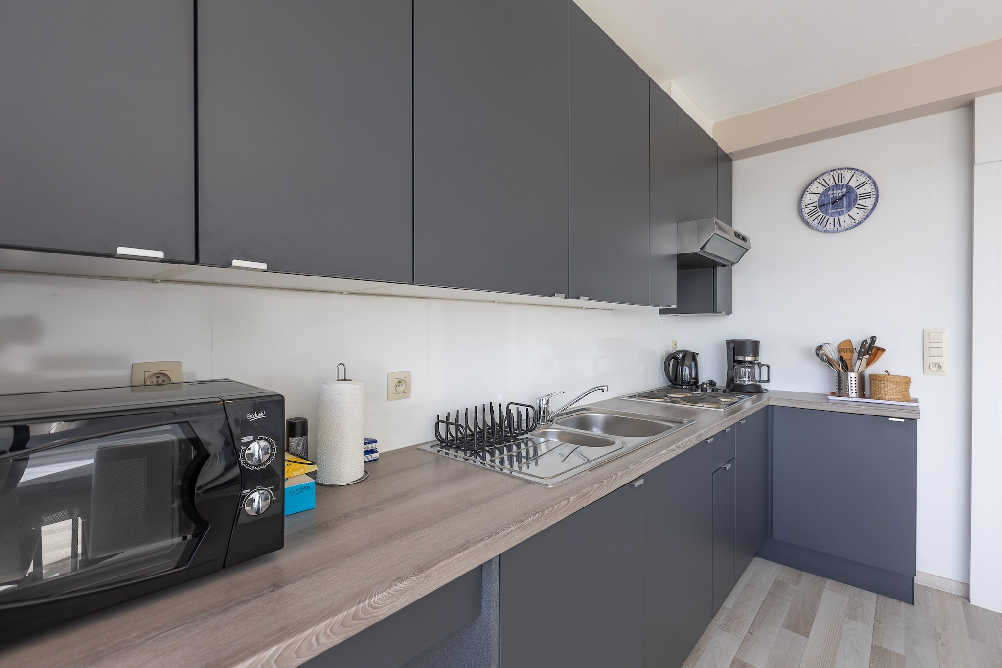 Discover this charming and comfortably furnished studio on the 5th floor, ideal for a relaxing holiday on the Belgian coast. The studio features a sleeping area with a double bed, perfect for a restful night&rsquo;s sleep.  The cosy living room with a sofa bed for two people features floor-to-ceiling windows that open onto a spacious, sunny terrace with a beautiful open view of the polder landscape &ndash; the perfect spot to enjoy your breakfast or relax in the sun.  The open kitchen is fully equipped with all the necessary comforts to prepare delicious meals. The renovated bathroom includes a shower and toilet.  The building is located on the seafront promenade, while the studio itself is at the quiet rear side, allowing you to enjoy both the proximity to the beach and peace and privacy.  In short: an ideal holiday home that perfectly combines comfort, location, and a breathtaking view &ndash; the perfect place for a wonderful seaside getaway.  Wifi: yes - parking: not included - sheets: bring your own - towels: bring your own.