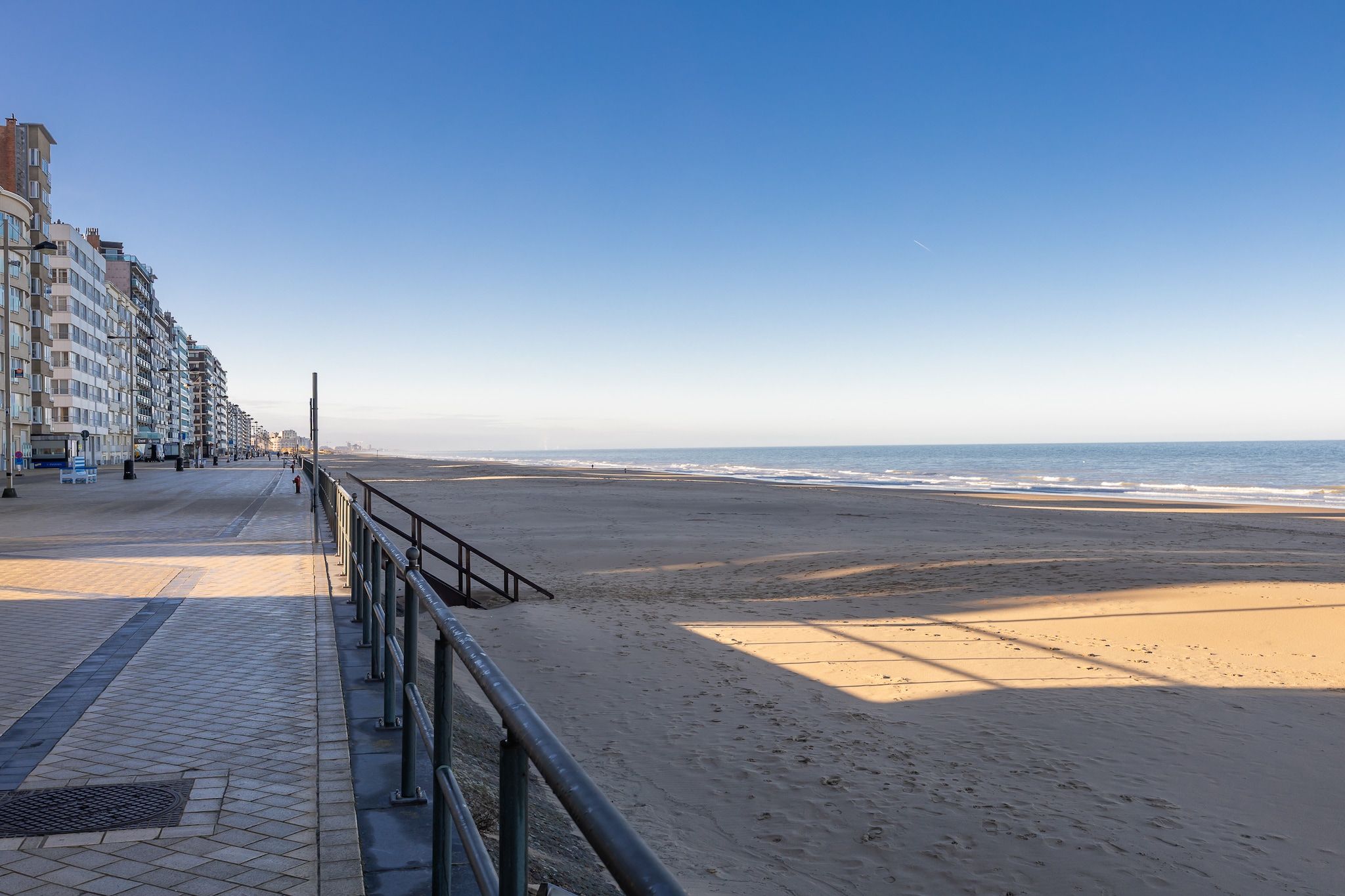 Comfortable apartment on the 7th floor with two bedrooms, each featuring two single beds. The bright and spacious living room includes a sofa bed for two people and opens onto a terrace with a beautiful sea view. The fully equipped open kitchen provides everything needed for a pleasant stay. There is a bathroom with shower and toilet, an additional shower room, and a separate toilet. At the back, there is also a sunny terrace, perfect for relaxing in peace. The residence is ideally located, just inside the town center and within walking distance of the Casino Square, perfect for enjoying the sea, sun, and city. Wifi: yes - garage: included - sheets: bring your own - towels: bring your own.