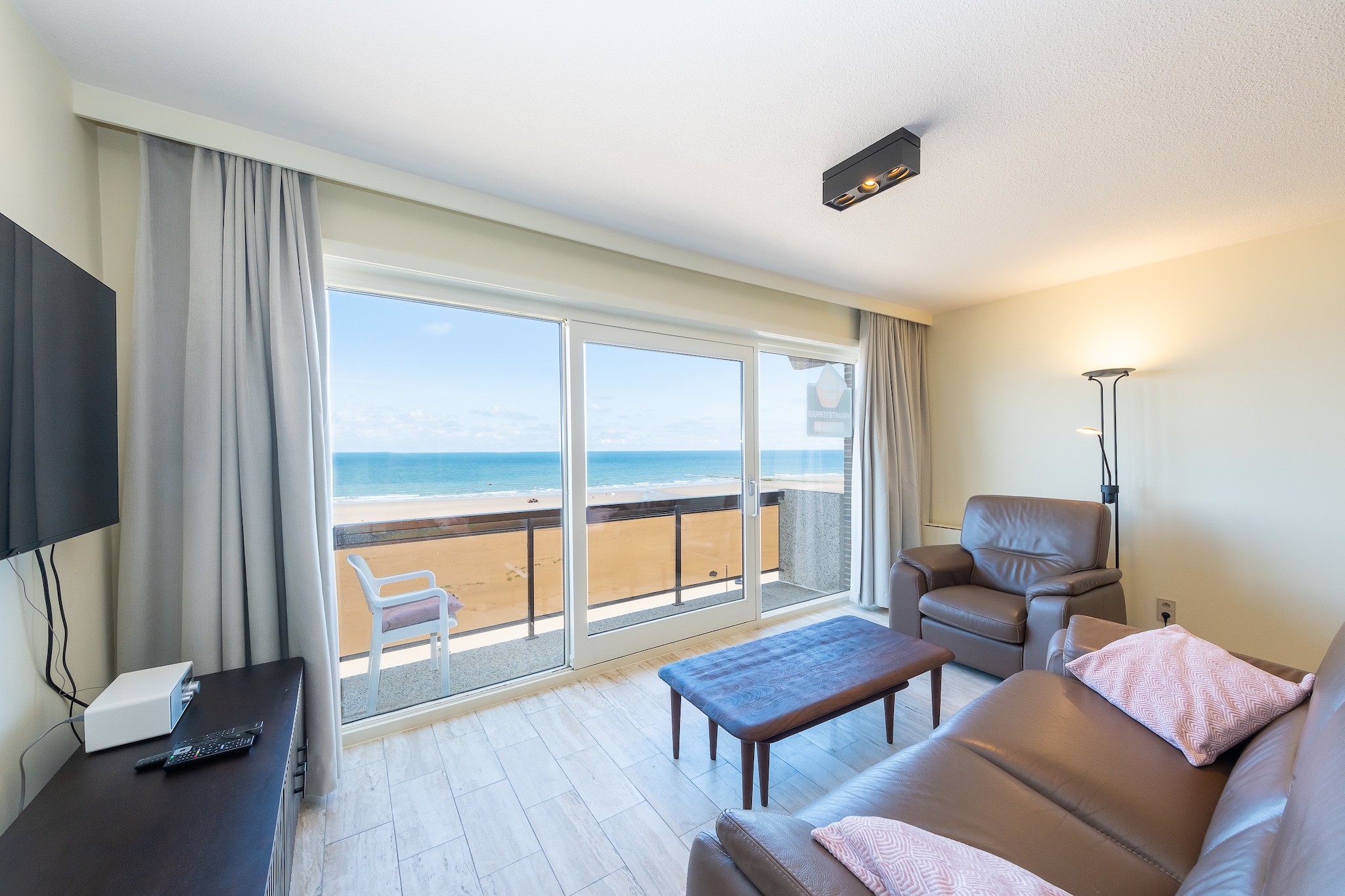 Apartment with sunny terrace and sea view