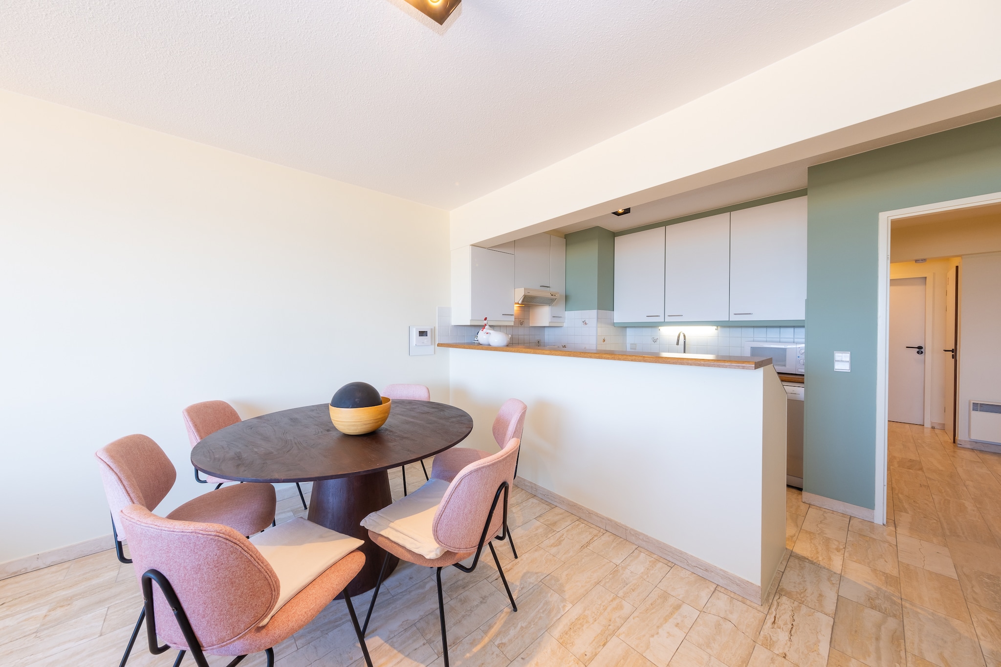 Apartment on the fifth floor, ideal for a comfortable seaside holiday. It features two bedrooms with double beds, perfect for families or couples traveling together. The bright and spacious living room with large windows creates a pleasant atmosphere and opens onto a terrace with beautiful sea view. The fully equipped open kitchen provides everything needed for cooking and enjoying meals together. The renovated bathroom with shower and separate toilet offer additional convenience. At the back, there is a sunny terrace overlooking the countryside, perfect for relaxing and unwinding. With its modern design, natural light, and two terraces, this apartment combines comfort, style, and an excellent location – the perfect base for an unforgettable holiday at the Belgian coast. Wifi: yes - parking: included - sheets: bring your own - towels: bring your own.