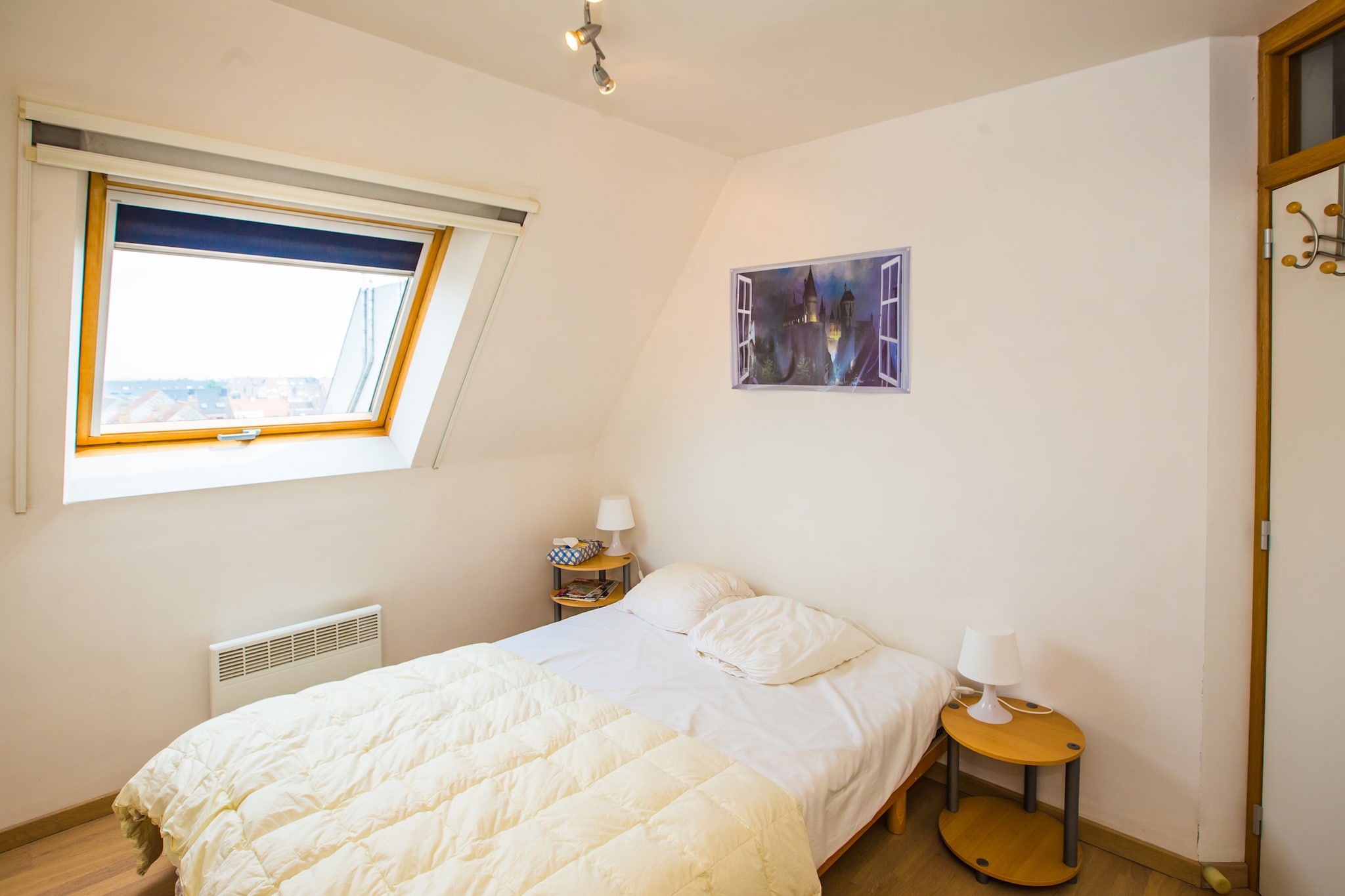 This duplex apartment on the 4th floor is perfect for a comfortable seaside stay. It features two bedrooms – one with a double bed and one with two bunk beds – ideal for families or groups of up to 8 people. The cozy living room opens onto a beautiful terrace, perfect for breakfast or lunch in the sun. The fully equipped open kitchen and separate toilet complete the comfort. Upstairs, on the 5th floor, you will find the bedrooms, a bathroom with bathtub, and a second toilet. The apartment is very well located, in the Kerkstraat, close to shops and within walking distance of the seafront, offering a carefree and relaxing stay. Wifi: yes - garage: included - sheets: bring your own - towels: bring your own.