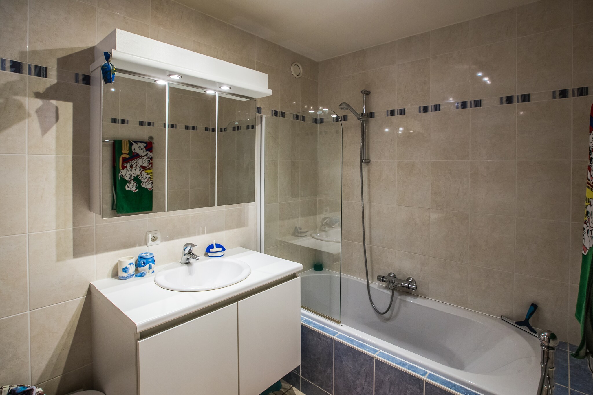 Ground floor: (Living room(double sofa bed(160 x 200 cm), TV, dining table, seating area, radio, balcony), Kitchen(electric kettle, toaster, coffee machine, oven, microwave, fridge(+ freezer), Juicer), bedroom(double bed(twin duvet, 140 x 200 cm)), bedroom(bunk bed(duvet, 90 x 200 cm), bunk bed(duvet, 90 x 200 cm)), bathroom(bathtub with shower, hairdryer), toilet(guest toilet), garage, Internet access, terrace, parking, deckchairs, lift, children\'s bed, high chair, ironing board, iron, toys)