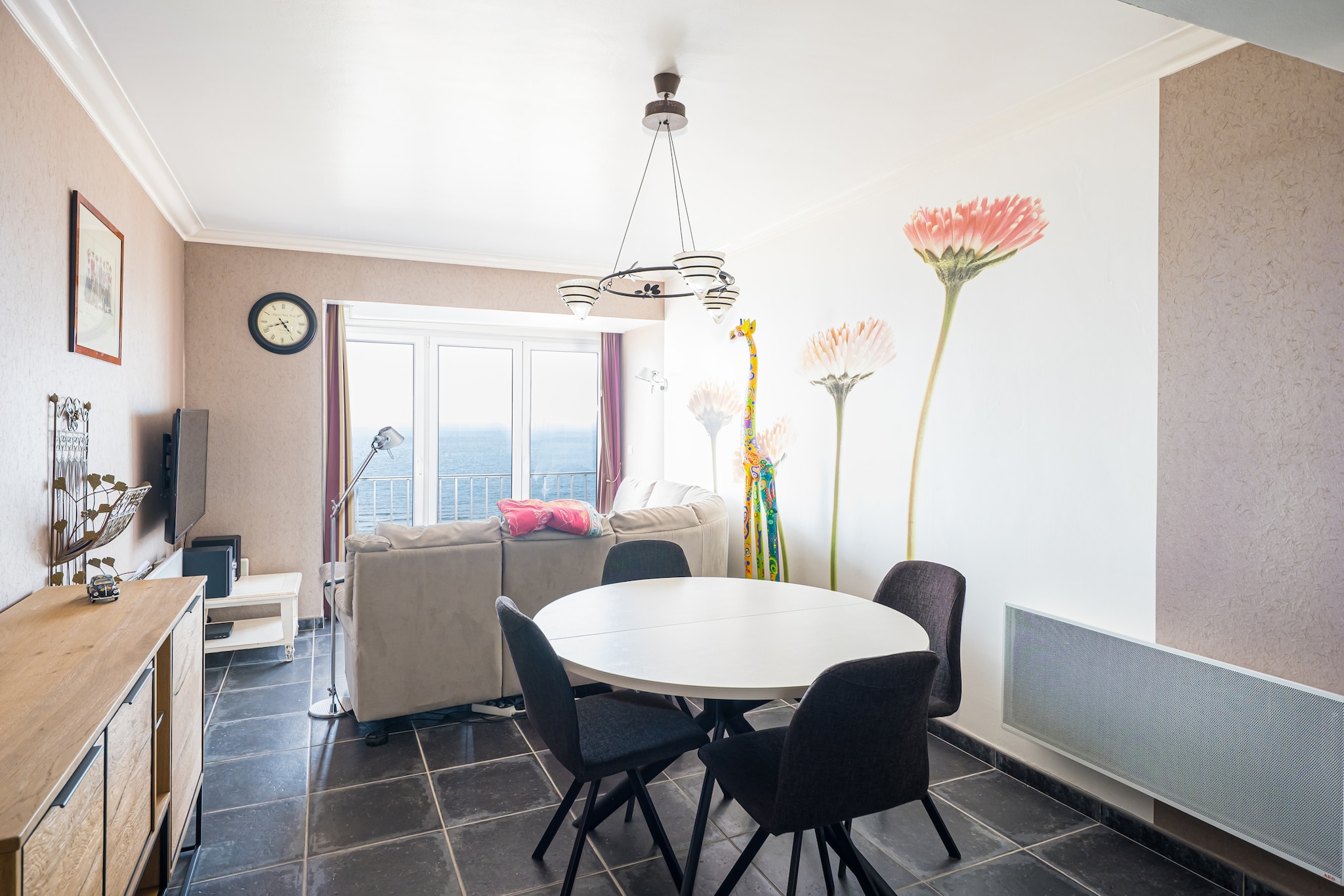 The apartment has 2 bedrooms: one with a double bed and one with a bunk bed for 3 people. The cozy living room with floor-to-ceiling windows offers breathtaking sea views and opens onto a sun-facing terrace. It also features an open, fully equipped kitchen, bathroom with shower, separate toilet, and an extra sink in one of the bedrooms. For little ones, a high chair and changing mat are provided. Additionally, there are 2 beach loungers, a windbreak, and parasol, so you can fully enjoy the beach. Centrally located, near the Casino Square, and equipped with all comforts for a relaxing seaside stay! Wifi: yes - parking: not included - sheets: bring your own - towels: bring your own.