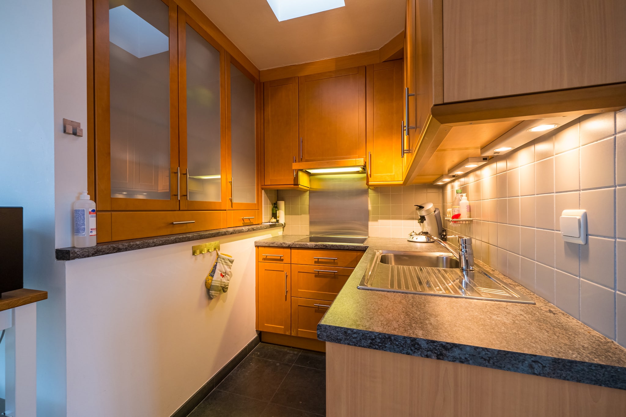 This duplex apartment on the 4th and 5th floors is perfect for a seaside holiday, offering all the comforts you need. It features two bedrooms: one with a double bed and one with a bunk bed, ideal for families with children.  The cozy living room with a sofa bed for two opens onto a beautiful terrace with partial sea view, while the bathroom with bathtub (with shower option) and separate toilet provide extra comfort.  On the 5th floor, there is an open, fully equipped kitchen with a charming dining area and two spacious south-facing rooftop terraces, perfect for enjoying sun and views.  Thanks to the prime location, you are close to shops, the tram, the seafront, and the beach.  To access the apartment, the elevator goes to the 4th floor, then there are 16 steps to reach the 5th floor.  An ideal spot to enjoy the sea, sun, and relaxation!  Wifi: yes - garage: included - sheets: bring your own - towels: bring your own.