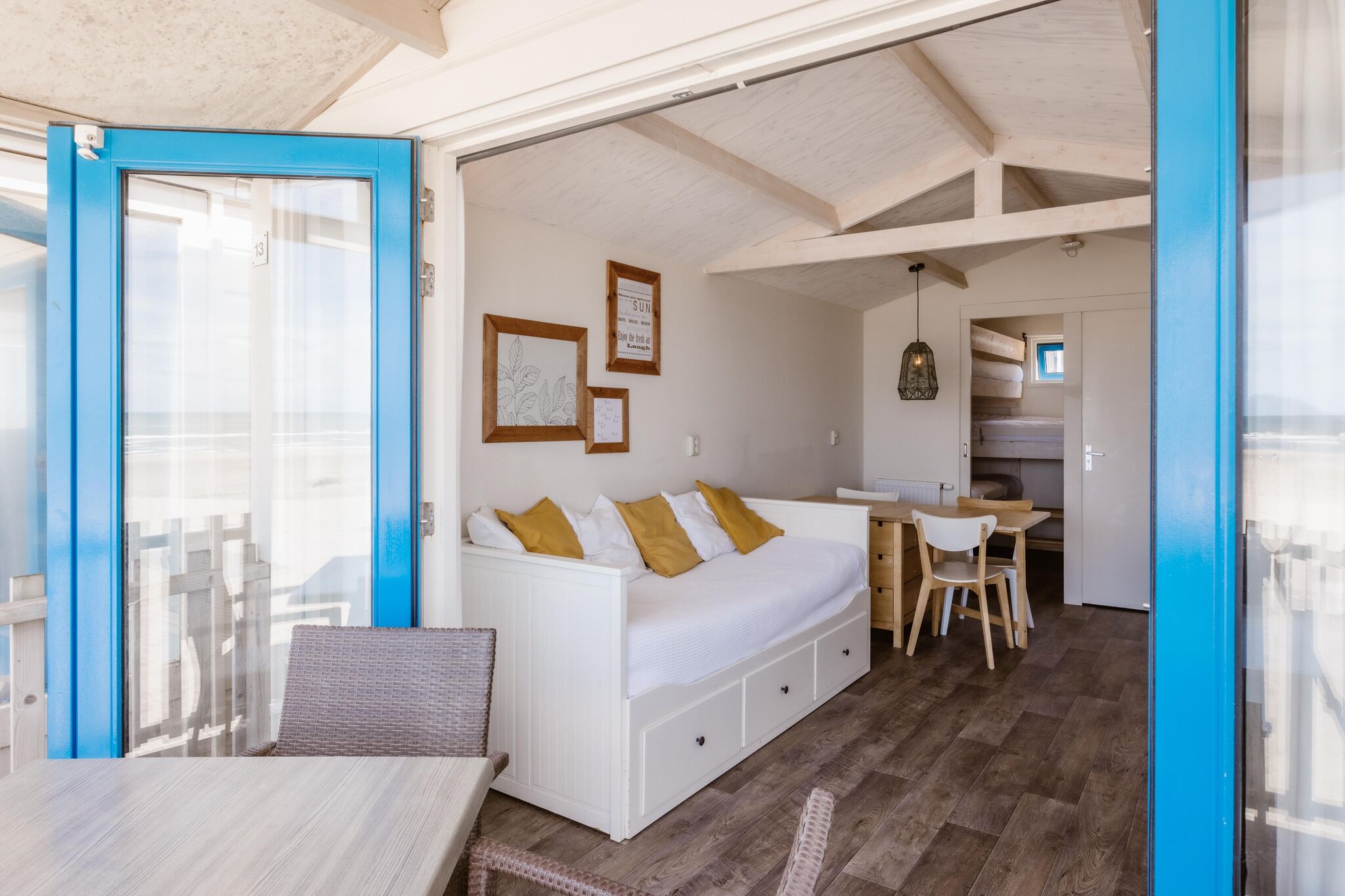 Holiday home with direct sea view, on the North Sea beach of Wijk aan Zee