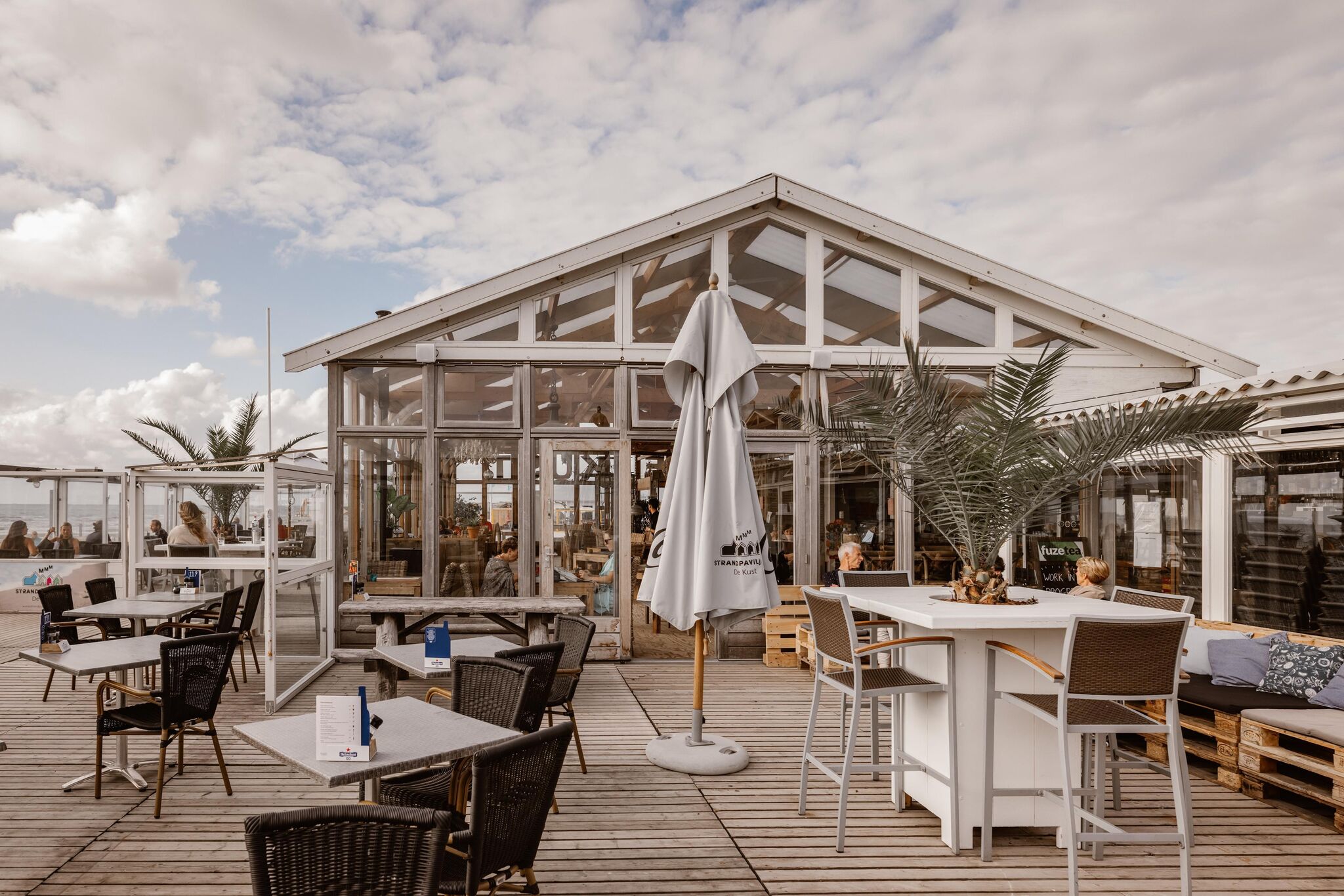 Beach lodge with direct sea view, on the North Sea beach of Wijk aan Zee