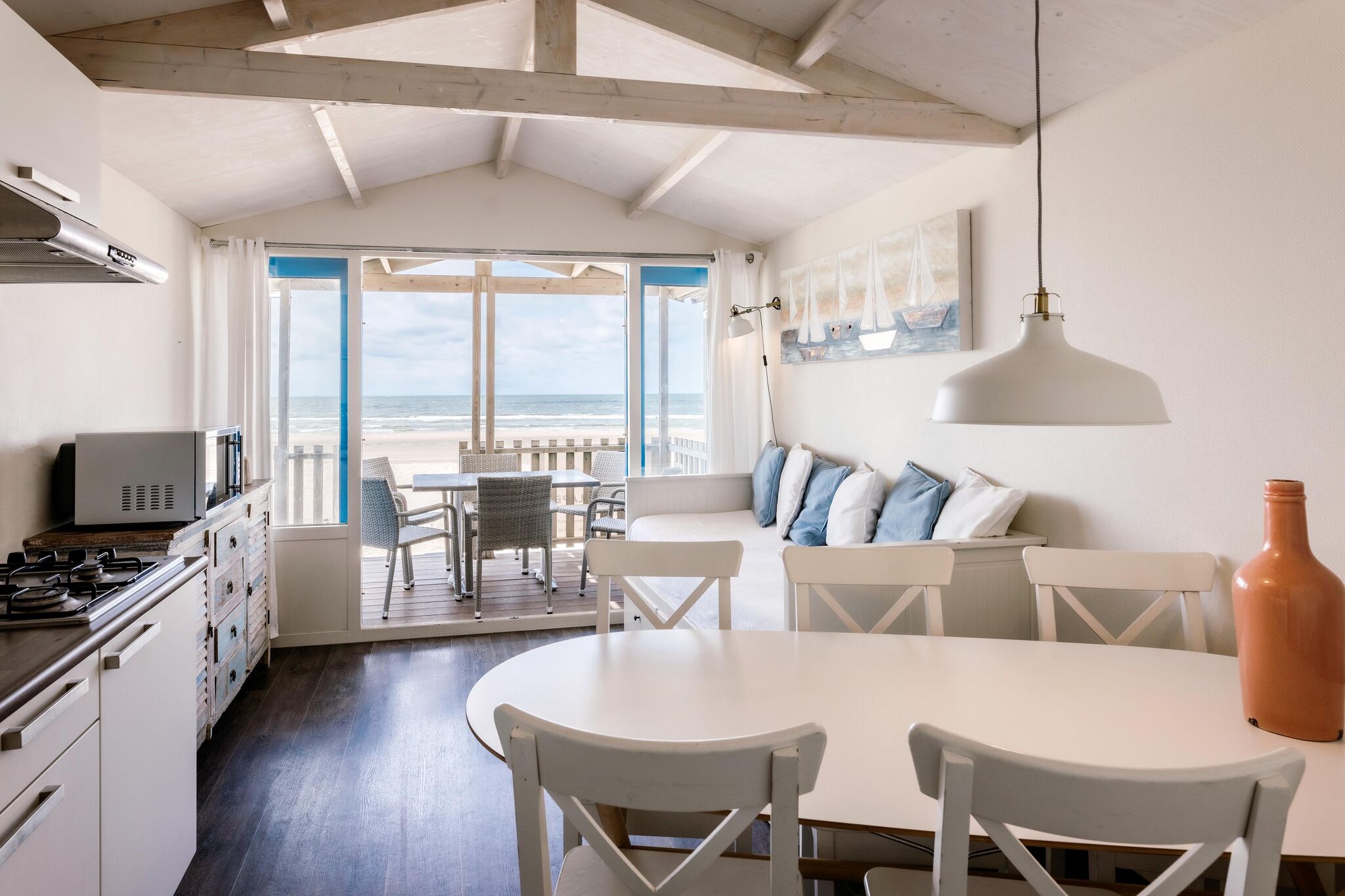 Beach lodge with direct sea view, on the North Sea beach of Wijk aan Zee