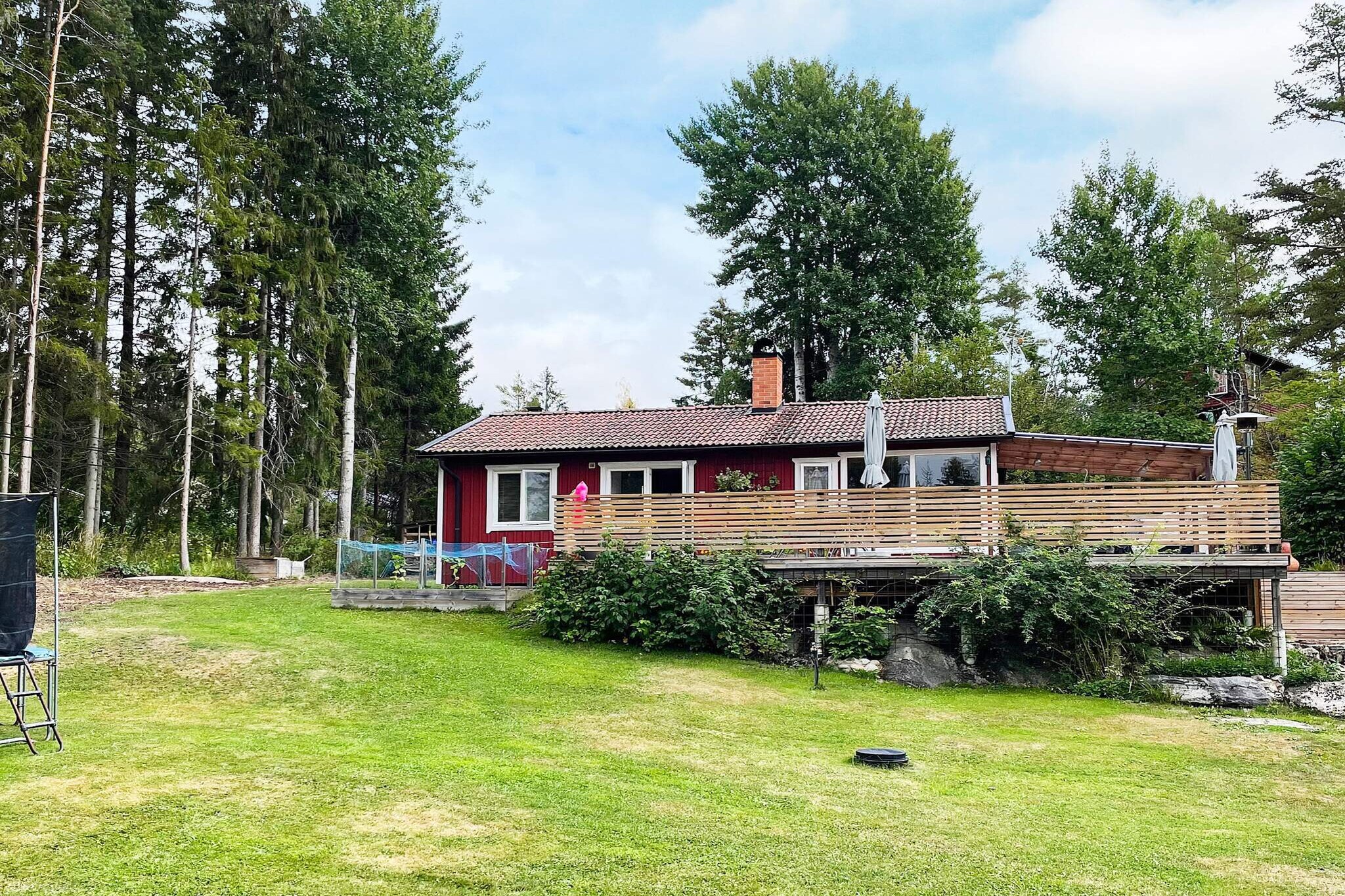 Welcome to this comfortable house with sauna in Brottby just outside Stockholm. Here you live comfortably, rurally and with privacy, with the bath around the corner but also close to the heart of the capital with many activities. The cottage is comfortable and has ongoing renovations. From the entrance, you come via the hall to the well-equipped work kitchen, which includes, among other things, dishwasher. If you turn left, you enter a spacious living room with a sofa that can be converted into two sleeping places at night and a nice warming fireplace. There is also the dining area, which can accommodate many people. In the house there is one bedroom, the master bedroom with a double bed. The spacious and fresh bathroom is adjacent to the entrance and there is a shower, toilet and washing machine. Not rented out to youth groups. On the house's large screened-in balcony, you have sun from morning till evening. Here you can enjoy everything from breakfast to delicious barbecue dinners in different seating areas and part of the balcony is also covered. There is also an outdoor kitchen with (drinkable) water, where it is perfect to prepare the evening's dinner! Directly below the house over the grass lawn is the newly built guest house. Here there is a room with a bunk bed and a sleeping loft with a large dubbelsÃ¤ng without legs. NOTE: The ceiling in the sleeping loft is low, no headroom! The bathroom in the guest house contains a shower, sink and a wood-burning sauna you can enjoy, no toilet. In the lake LÃ¥ngsjÃ¶n, which is immediately below the house, there is a swimming pool which is for the residents of the area. Here you can swim from both the jetty and the sandy beach. A promenade of 5-7 minutes takes you to the owner's boating area, where you can also swim. You are welcome to borrow the owner's rowing boat to relax or fish either with a fishing rod or a fishing rod. Fishing license is included in the rent. (There are three life jackets to borrow in sizes approx. 30-50 kg.) For the golf enthusiast, you have several golf courses close by, including Brollsta GK or LÃ¶vsÃ¤ttra GK and here you can also eat lunch and dinner, at their nice restaurants. Feel free to borrow the owner's bikes and take a bike ride and experience the fine environments around the area or make an excursion to Stockholm and why not go to Skansen, GrÃ¶na Lund or a visit to the castle. Let the semester begin!