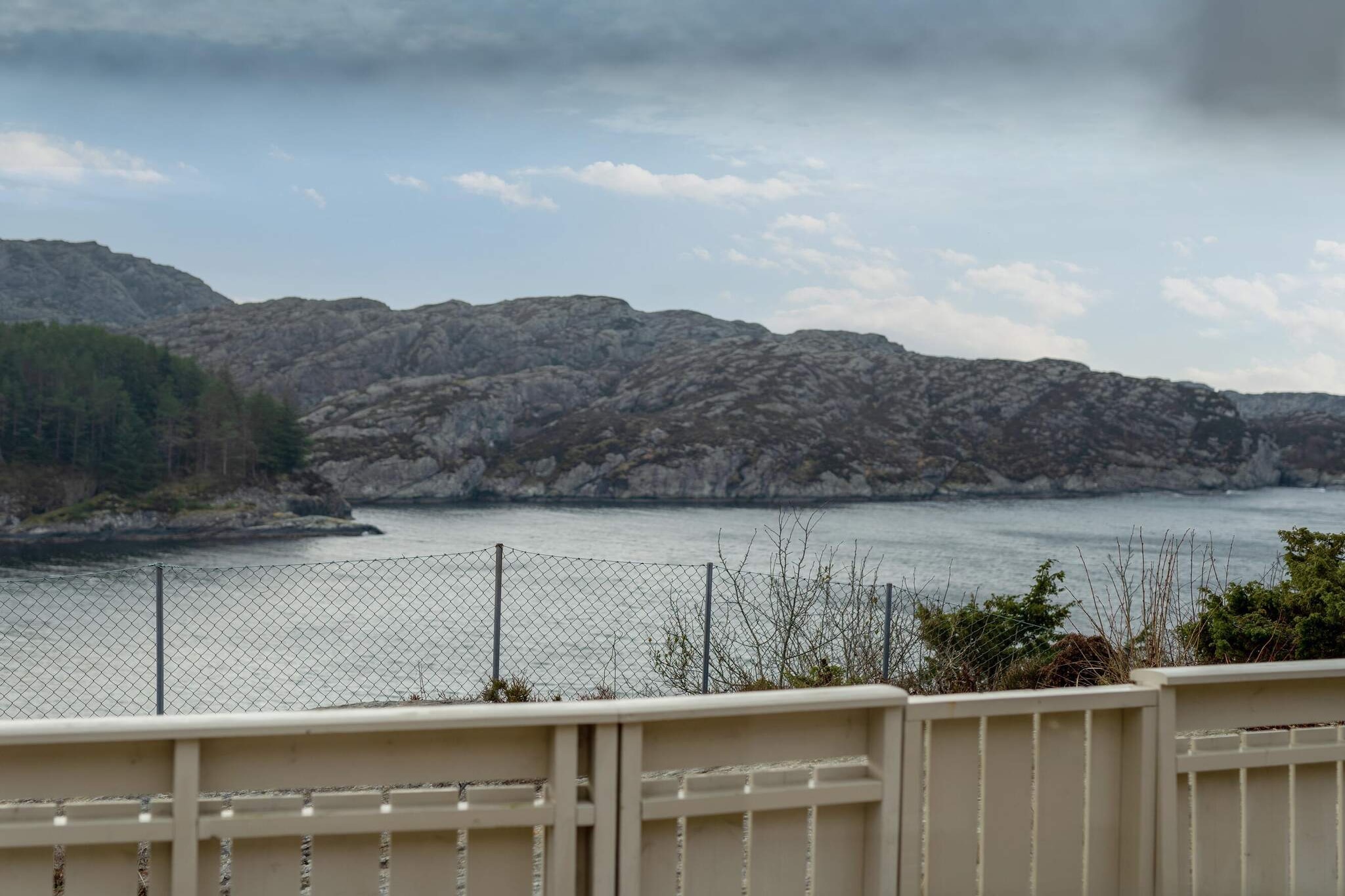 Welcome to peace and quiet in a holiday home with a panoramic view of the Grutlefjord. Great location on beautiful Bømlo. Nice cottage on the west side of Bømlo where you can enjoy a relaxing holiday in peace and quiet. Here you can sit on the terrace and listen to the waves and watch the sky constantly changing. The holiday home has a well-equipped kitchen and a spacious living room. Wood-burning stove. From the living room, you have access to a large terrace with a lovely view of the sea. 2 bedrooms, one with double bed and one with one extra sleeping place. From the living room, there is a staircase to the attic which can be hidden during the day. The stairs are not suitable for children or elderly guests. In the loft, which can be closed with a hatch, there are two beds with a width of 120 cm. From the holiday home it is approx. 800 meters walking distance to nice fishing spots. Feel free to ask the landlord for tips. Firewood can be bought at Langevåg, approx. 12 min drive. At Langevåg, you can also take a boat to Espevær, a beautiful island in the sea gap with a mysterious UFO ring. On the car-free island, there are also beautiful beaches as well as a lobster park and a gourmet restaurant. Feel free to check www.visit.Sunnhordland.no for further inspiration.
