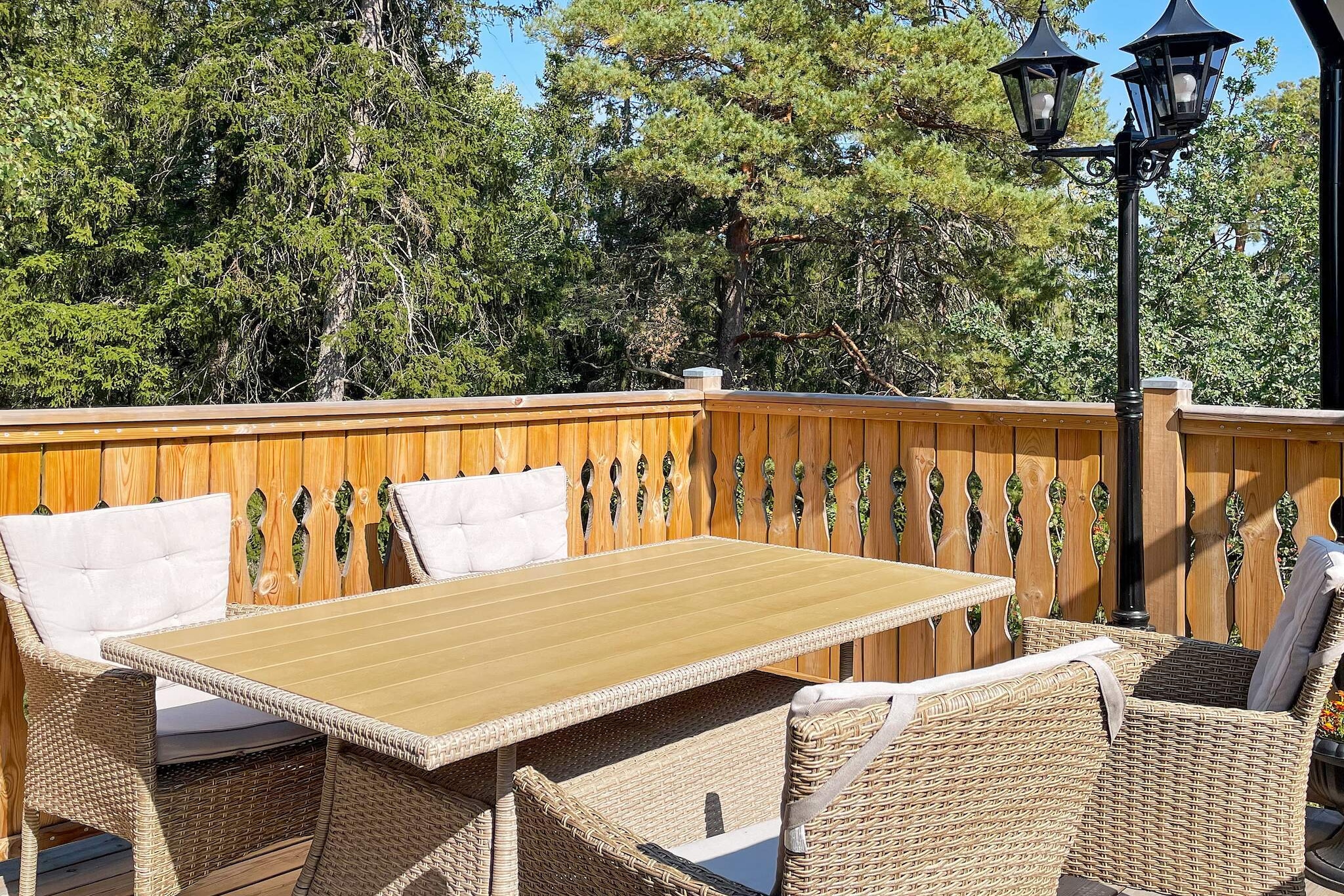 Welcome to a small but cozy newly built house. The house has all the comforts on a small surface, for the small family or one or two adults. There is two beds in the loft that have sitting height but not standing height. Downstairs there is a sofa bed for two. The fully tiled bathroom has underfloor heating, shower and WC. A large private terrace with garden furniture and barbecue for cozy summer evenings. The house is located with the back towards the owners' house and the front and the balcony are towards the forest, wonderfully restful. Just 300 meters from the house is a swimming lake that is popular, there are many natural areas with nice hiking trails nearby, but also close to Stockholm's inner city with its culture, restaurants and theaters. Here you can experience everything from the ABBA Museum, the Vasa Museum, the Royal Palace, and much more. If you want to swim, Farsta Strandbad is conveniently located with lake swimming from either the beach or the pier. For those who prefer swimming in the sea, Ã…rsta Havsbad is a great option, offering a beautiful beach. When bed linen is added, towels are also included. It is not allowed to charge electric cars at the cottage.