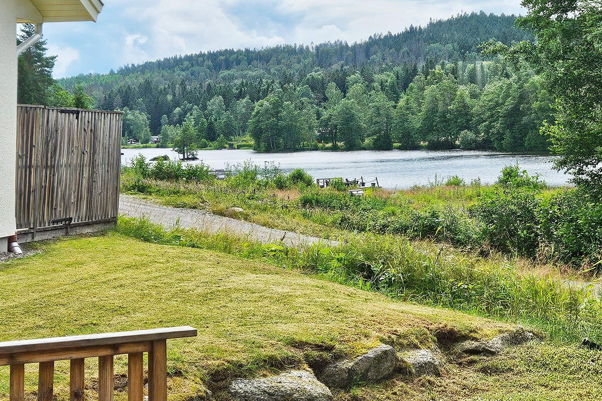 Cottage next to the canal and close to swimming. Right next to the outdoor area Lunnedet and Knappforsen's sluice with a view of the canal you will find this gem. The cabin is renovated and cozy with everything you could possibly need for a pleasant stay here. The bathroom has a WC, washing machine and shower. The kitchen is fully equipped with everything from microwave, coffee maker and kettle to dishwasher and waffle iron and toaster. In the spacious living room you can spend rainy days in front of the fireplace. The sofa can be made into a bed and has room for two people. The sleeping loft that you find from the living room has a double bed. Large terrace with sun from morning to evening. The electric awning (remote control) helps keep the cabin at the right temperature even in the height of summer. Boat and raft can be rented on site. On the raft there is a large table with four chairs and a smaller table. The raft is powered by an electric motor and the owner makes sure the battery is charged. The boat is also powered by an electric motor. The grill that is in the cabin can be taken with you if you want to grill on the raft, flame protection is available so that you don't burn ugly marks on the raft. There are also plates, cutlery etc. in the raft. There are also two ladders and anchors so you can stop and take a dip. Finesse life jacket for a man and a woman and also 2 pcs. life jackets for smaller children. Good fishing water! A fishing license (a fishing rod) is included in the rent for Lake Lonnen. The jetty, which you have access to next to the cabin, has a ladder. Here there is also a ramp for loading boats/jet skis etc. The cottage is located by KnappforsÃ¤lven between lake Lonnen and the luice at Lunnedet. After sluicing, you come out into the lake system &quot;Bergslagskanalen&quot; which takes you all the way up to Filipstad. The luice is located approx. 700 meters from the cottage. Alternatively, if you have your own boat, there is a loading ramp above the luice. During the summer months, there is a lot of activity at Knappforsen/Lunnedet in the form of music performances, camping, car meets and much else exciting. You can get here by a short 10-minute walk or 5 minutes by car. Plenty of hiking trails in the area. At close driving distance there are 4 different golf courses, as well as a golf simulator, padel and sport shooting (Storfors). Inside Karlskoga you will find everything from shops to entertainment, such as the very popular Boda Borg.