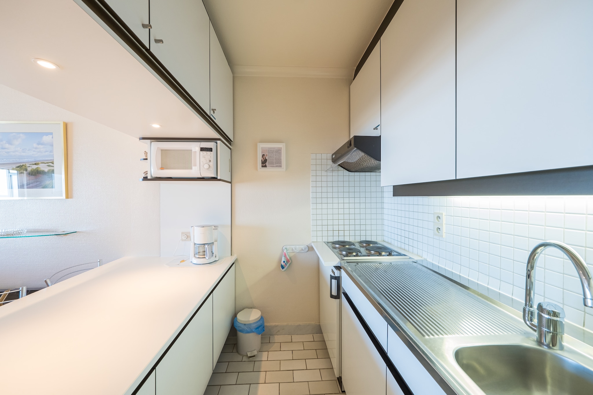 Charming studio on the 2nd floor, ideal for families or small groups, with a bunk bed for 2 people and a folding bed for 2 people. The bright living room opens onto a terrace with stunning sea view, perfect for enjoying the sun and fresh sea air. The equipped kitchen provides everything you need to prepare meals, and the bathroom with bathtub and toilet ensures comfort and convenience during your stay. This delightful studio is located on the seafront, close to a tram stop, making it easy to reach the town center and nearby coastal destinations. Wifi: yes - parking: included - sheets: bring your own - towels: bring your own.