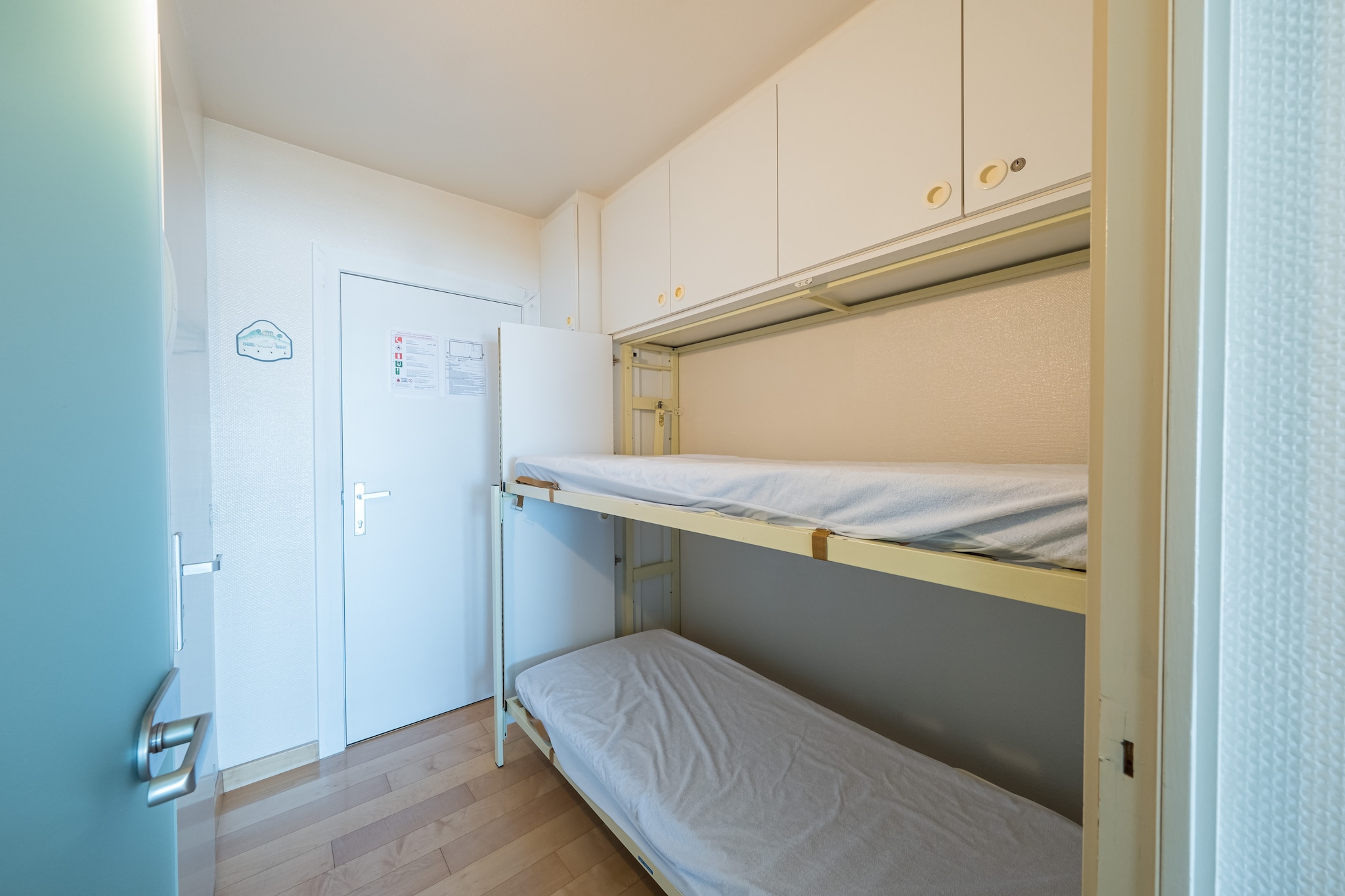 On the 2nd floor: (open kitchen(toaster, coffee machine(filter), microwave, fridge-freezer, Hand blender, dishes and cutlery, Cooking basics), Living/diningroom(double sofa bed(twin duvet, 130 x 190 cm), TV(digital), dining table), sleeping niche(double folding bed(twin duvet, 180 x 200 cm), bunk bed(duvet, 80 x 180 cm)), bathroom(bathtub with shower, washbasin, toilet), storage)\n\nheating(electric), terrace, parking, lift, high chair