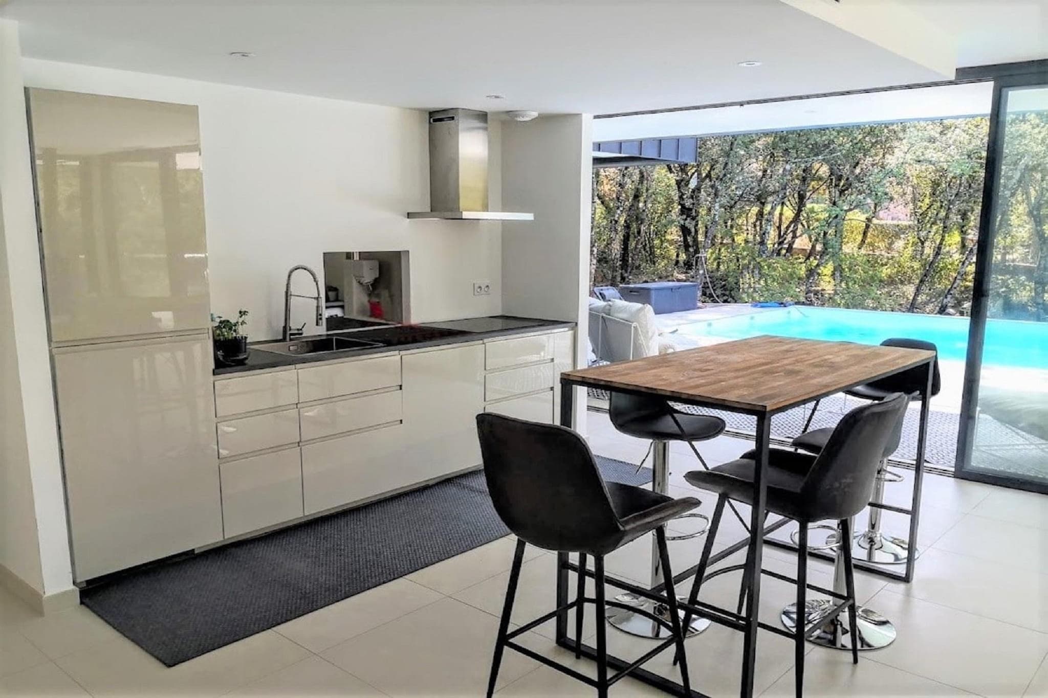 Ground floor: (Kitchen(hob, boiling water tap, hood, dishwasher, fridge-freezer), Living/diningroom(TV, dining table, seating area, hob, fridge-freezer, tumble dryer, washbasin, washing machine))\n\nOn the 1st floor: (bedroom(double bed), bedroom(double bed), bedroom(double bed), bedroom(double bed), bedroom(bunk bed, double trundle bed), bathroom(bath tub, shower, washbasin), bathroom(bath tub, shower, washbasin), bathroom(shower, washbasin))\n\ndining table, seating area, air conditioning, garden, BBQ, parking, deckchairs, swimming pool(private)