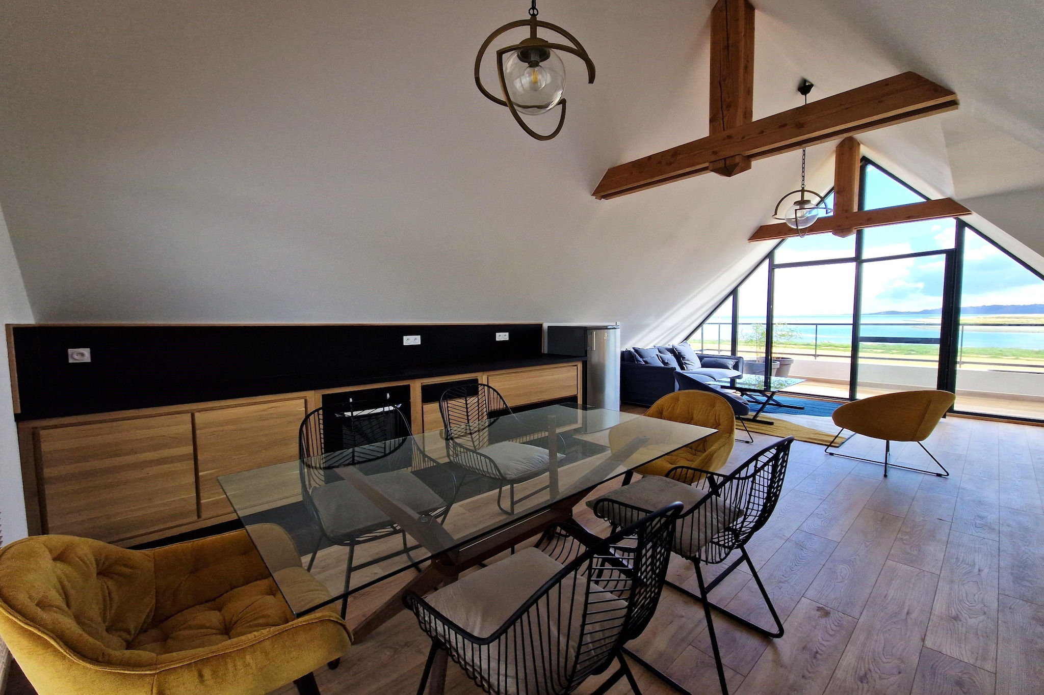 Ground floor: (bedroom(double bed(160 x 200 cm), TV), bedroom(double bed(160 x 200 cm), TV), bathroom(shower), bathroom(shower), toilet)\n\nOn the 1st floor: (Sitting room(TV), open kitchen(electric kettle, toaster, cooker, coffee machine, oven, dishwasher, fridge), balcony)\n\nwashing machine, heating(electric), terrace, parking