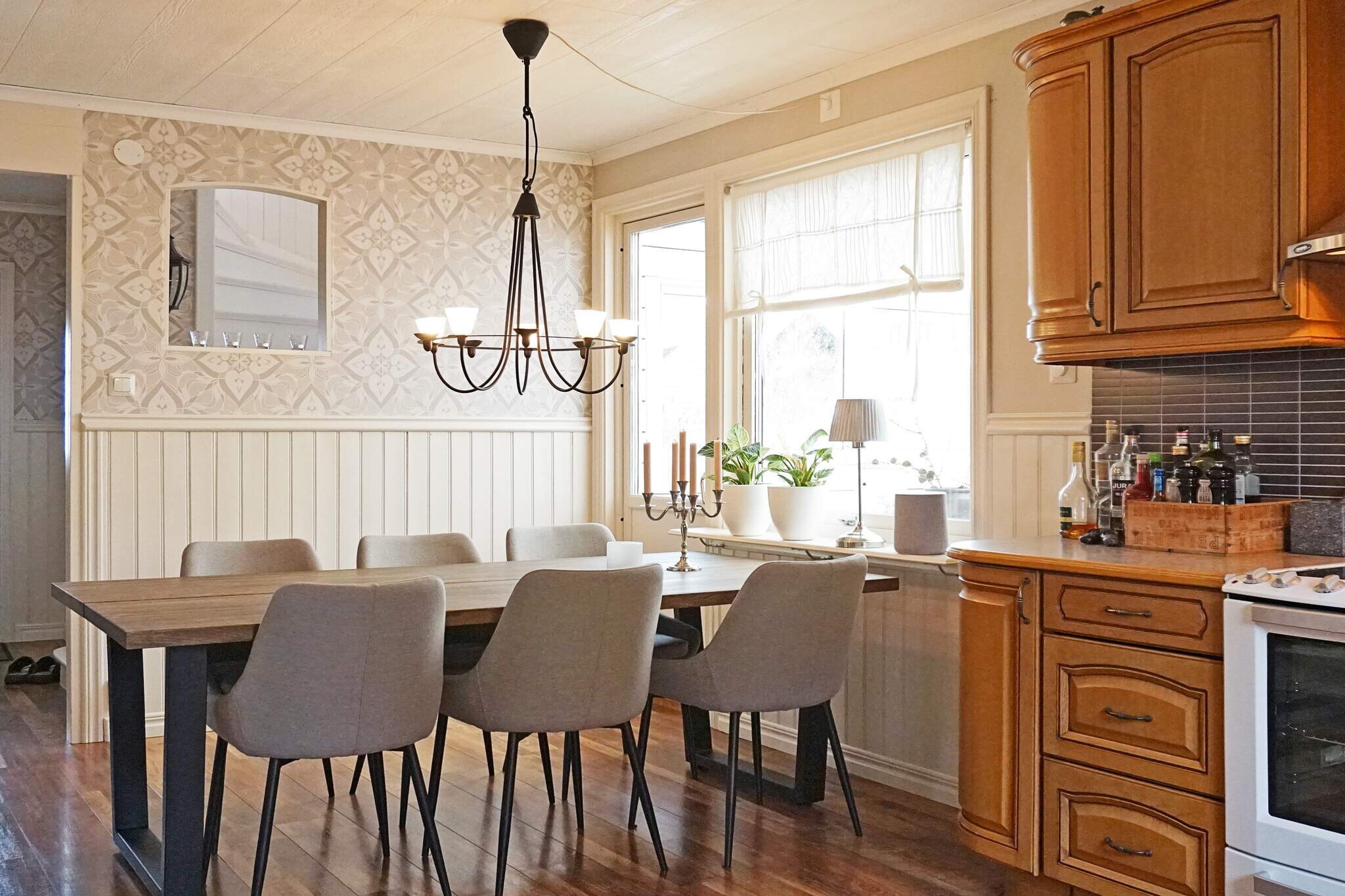 Kitchen(cooker(electric), hood, coffee machine, microwave, dishwasher, fridge-freezer), Living/bed room(radio), bedroom(single bed), bedroom(single bed), bedroom(double bed), bedroom(double bed), bedroom(double bed), bathroom(floor heating)(tumble dryer, washbasin, shower, toilet, washing machine), bathroom(washbasin, toilet), conservatory, balcony, balcony, garden, garden furniture, parking, geothermal energy, geothermal energy